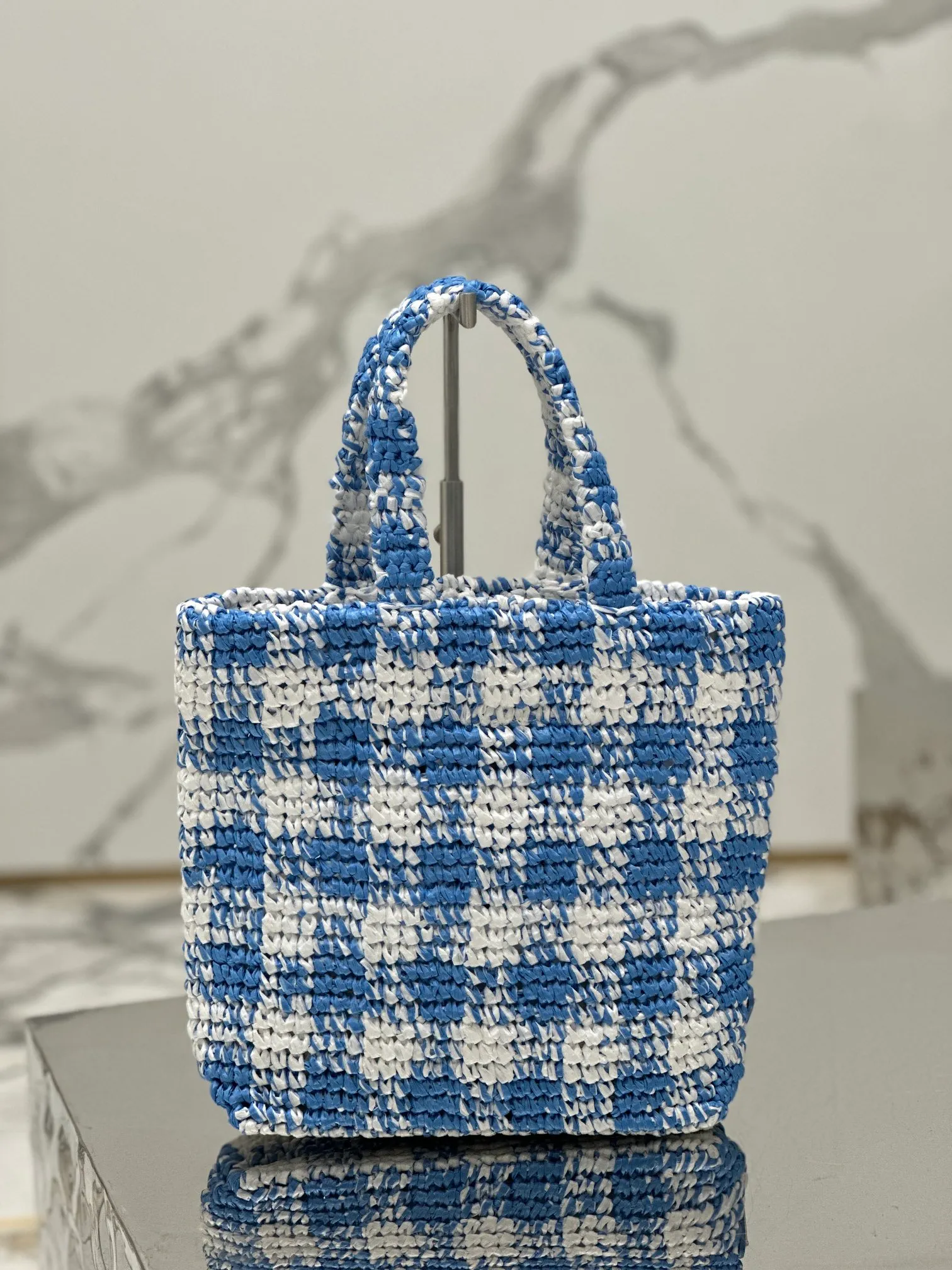 💰1560🌟Colorful woven tote bag (small size) The latest woven tote bag is designed with imported raffia. Each bag is woven by hand with professional technology, very exquisite and elegant! The color scheme of each one is very fresh! This is the bag you should carry in summer. Size: length 24×height 24×bottom 8cm Style number: 1BG422