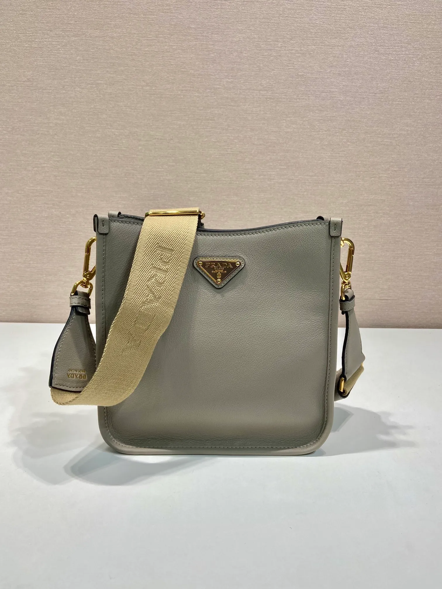 💰1500👏New double shoulder strap bag👏1BH220🎉tote bag This leather shoulder bag has a simple design and is made of imported calfskin. The metal triangle logo on the front adds an iconic tone. Equipped with 2 detachable logo webbing straps and leather shoulder straps, it can be exchanged at any time for different outfits and occasions😘😘to highlight its modern style. High fashion is the main fashion for daily matching. Hurry up and get it, it’s so beautiful👏👏 Length 20x height 21x bottom 7cm👏👏👏😘😘😘