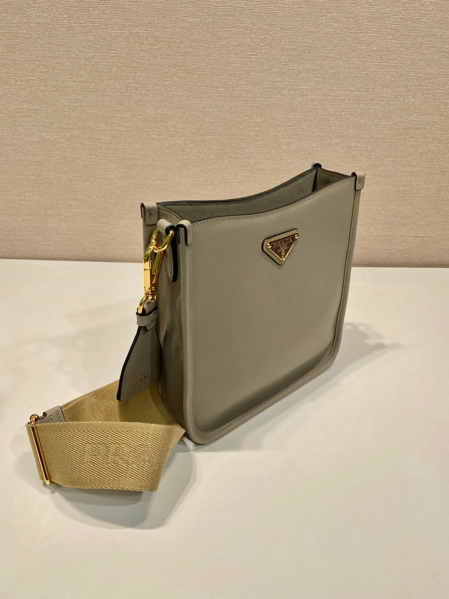 💰1500👏New double shoulder strap bag👏1BH220🎉tote bag This leather shoulder bag has a simple design and is made of imported calfskin. The metal triangle logo on the front adds an iconic tone. Equipped with 2 detachable logo webbing straps and leather shoulder straps, it can be exchanged at any time for different outfits and occasions😘😘to highlight its modern style. High fashion is the main fashion for daily matching. Hurry up and get it, it’s so beautiful👏👏 Length 20x height 21x bottom 7cm👏👏👏😘😘😘