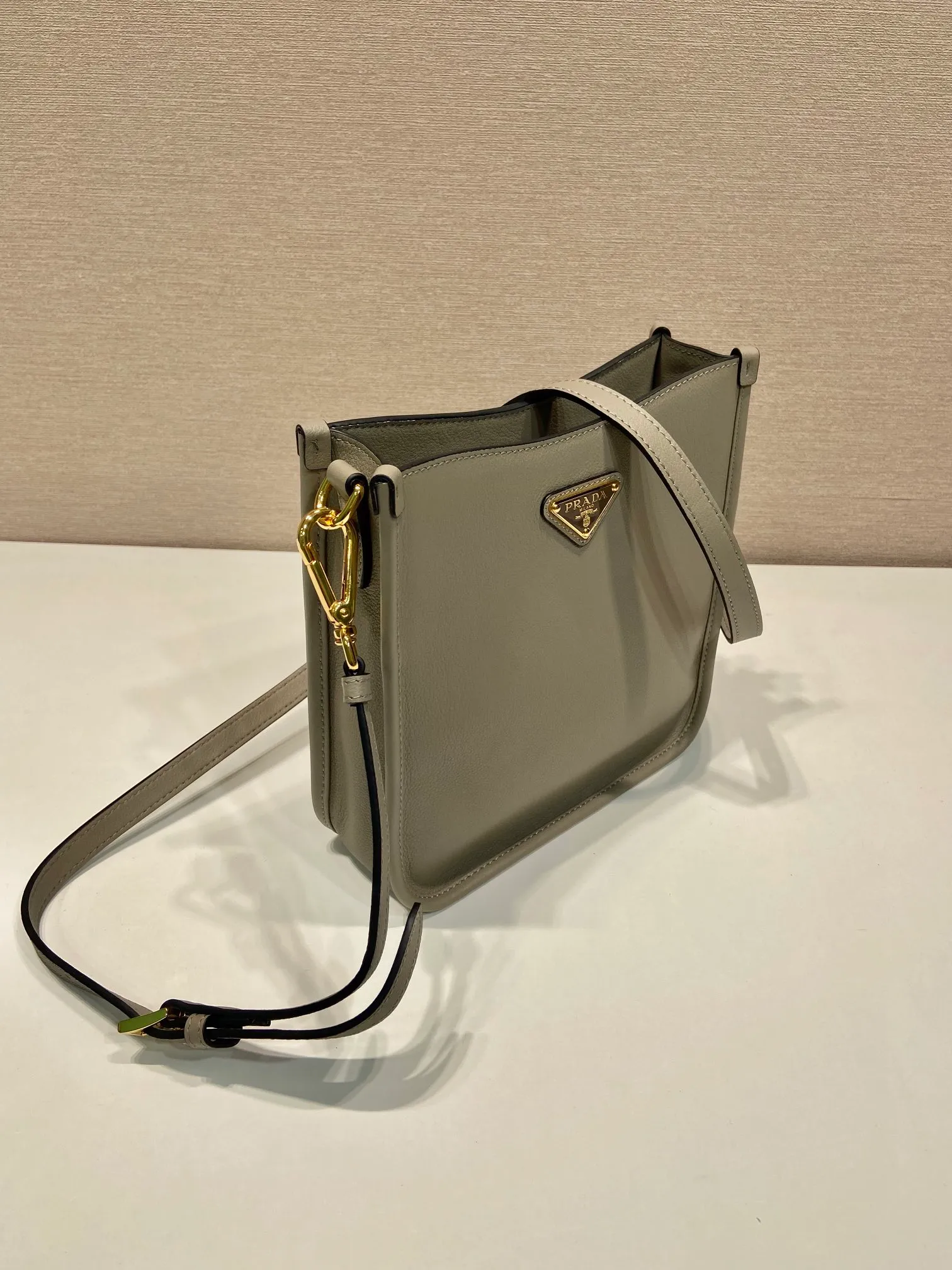 💰1500👏New double shoulder strap bag👏1BH220🎉tote bag This leather shoulder bag has a simple design and is made of imported calfskin. The metal triangle logo on the front adds an iconic tone. Equipped with 2 detachable logo webbing straps and leather shoulder straps, it can be exchanged at any time for different outfits and occasions😘😘to highlight its modern style. High fashion is the main fashion for daily matching. Hurry up and get it, it’s so beautiful👏👏 Length 20x height 21x bottom 7cm👏👏👏😘😘😘