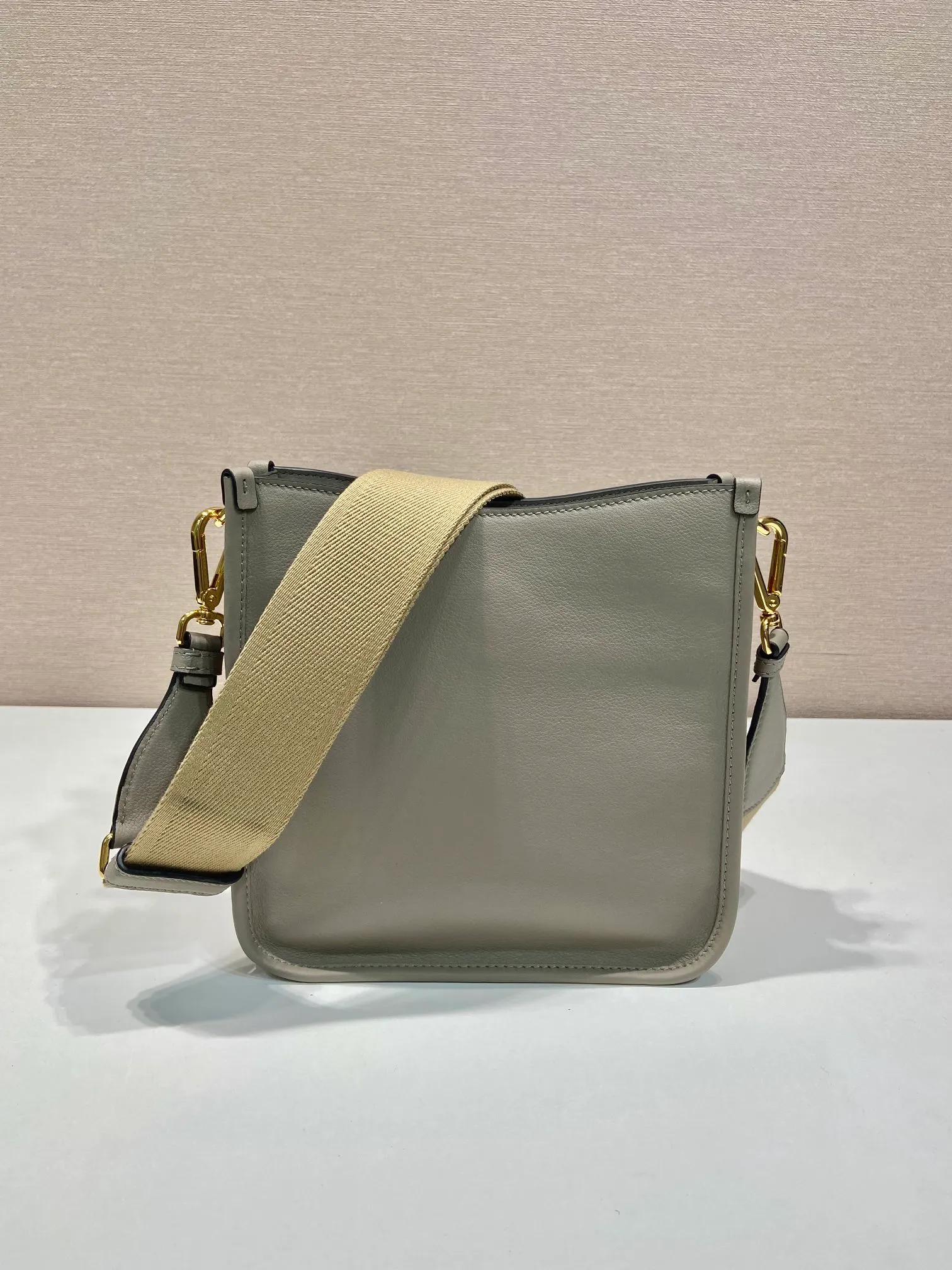 💰1500👏New double shoulder strap bag👏1BH220🎉tote bag This leather shoulder bag has a simple design and is made of imported calfskin. The metal triangle logo on the front adds an iconic tone. Equipped with 2 detachable logo webbing straps and leather shoulder straps, it can be exchanged at any time for different outfits and occasions😘😘to highlight its modern style. High fashion is the main fashion for daily matching. Hurry up and get it, it’s so beautiful👏👏 Length 20x height 21x bottom 7cm👏👏👏😘😘😘