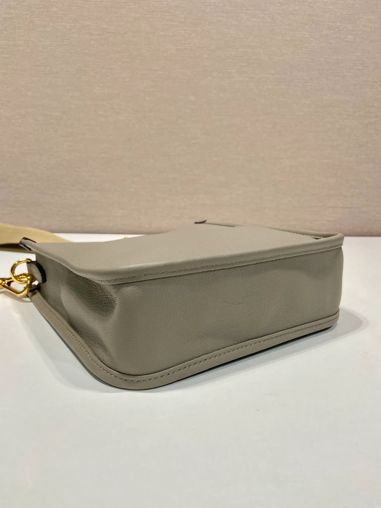 💰1500👏New double shoulder strap bag👏1BH220🎉tote bag This leather shoulder bag has a simple design and is made of imported calfskin. The metal triangle logo on the front adds an iconic tone. Equipped with 2 detachable logo webbing straps and leather shoulder straps, it can be exchanged at any time for different outfits and occasions😘😘to highlight its modern style. High fashion is the main fashion for daily matching. Hurry up and get it, it’s so beautiful👏👏 Length 20x height 21x bottom 7cm👏👏👏😘😘😘