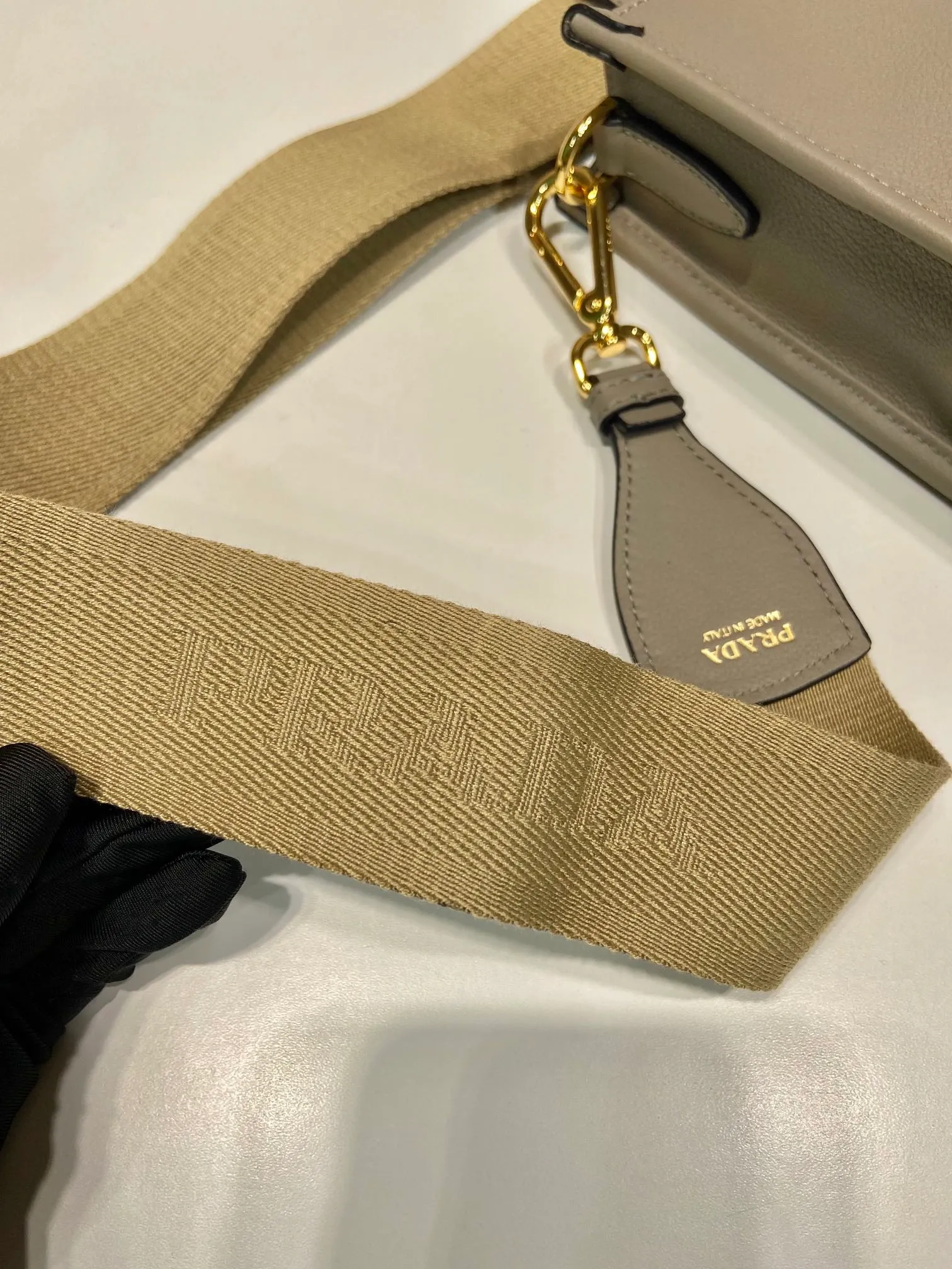 💰1500👏New double shoulder strap bag👏1BH220🎉tote bag This leather shoulder bag has a simple design and is made of imported calfskin. The metal triangle logo on the front adds an iconic tone. Equipped with 2 detachable logo webbing straps and leather shoulder straps, it can be exchanged at any time for different outfits and occasions😘😘to highlight its modern style. High fashion is the main fashion for daily matching. Hurry up and get it, it’s so beautiful👏👏 Length 20x height 21x bottom 7cm👏👏👏😘😘😘