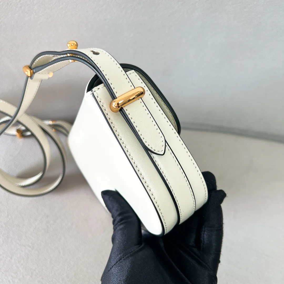 💰1440✨New product launch✨2023 new series shoulder bag 1BD339 is made of exquisite calfskin and is equipped with the iconic triangular logo decorative lock. The shoulder strap is adjustable and can be carried under the armpit or on one shoulder. The overall style of the bag is simple and the lines are elegant. Fashion and retro style are combined. The inner compartment capacity is also great. It is a new fashion trendsetter that combines retro fashion and practicality😘 Size 20.5*10.5*4 white
