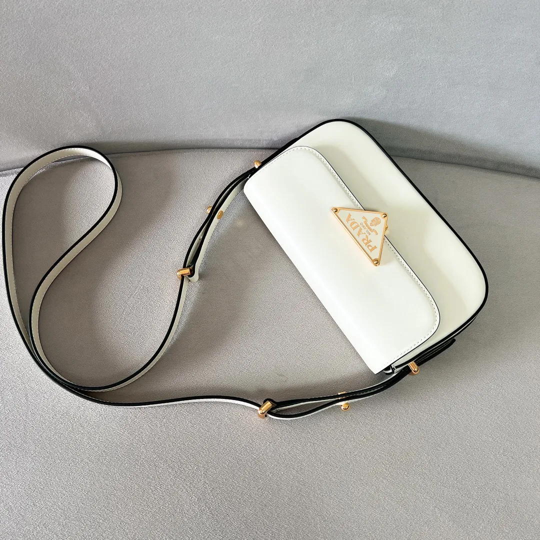💰1440✨New product launch✨2023 new series shoulder bag 1BD339 is made of exquisite calfskin and is equipped with the iconic triangular logo decorative lock. The shoulder strap is adjustable and can be carried under the armpit or on one shoulder. The overall style of the bag is simple and the lines are elegant. Fashion and retro style are combined. The inner compartment capacity is also great. It is a new fashion trendsetter that combines retro fashion and practicality😘 Size 20.5*10.5*4 white