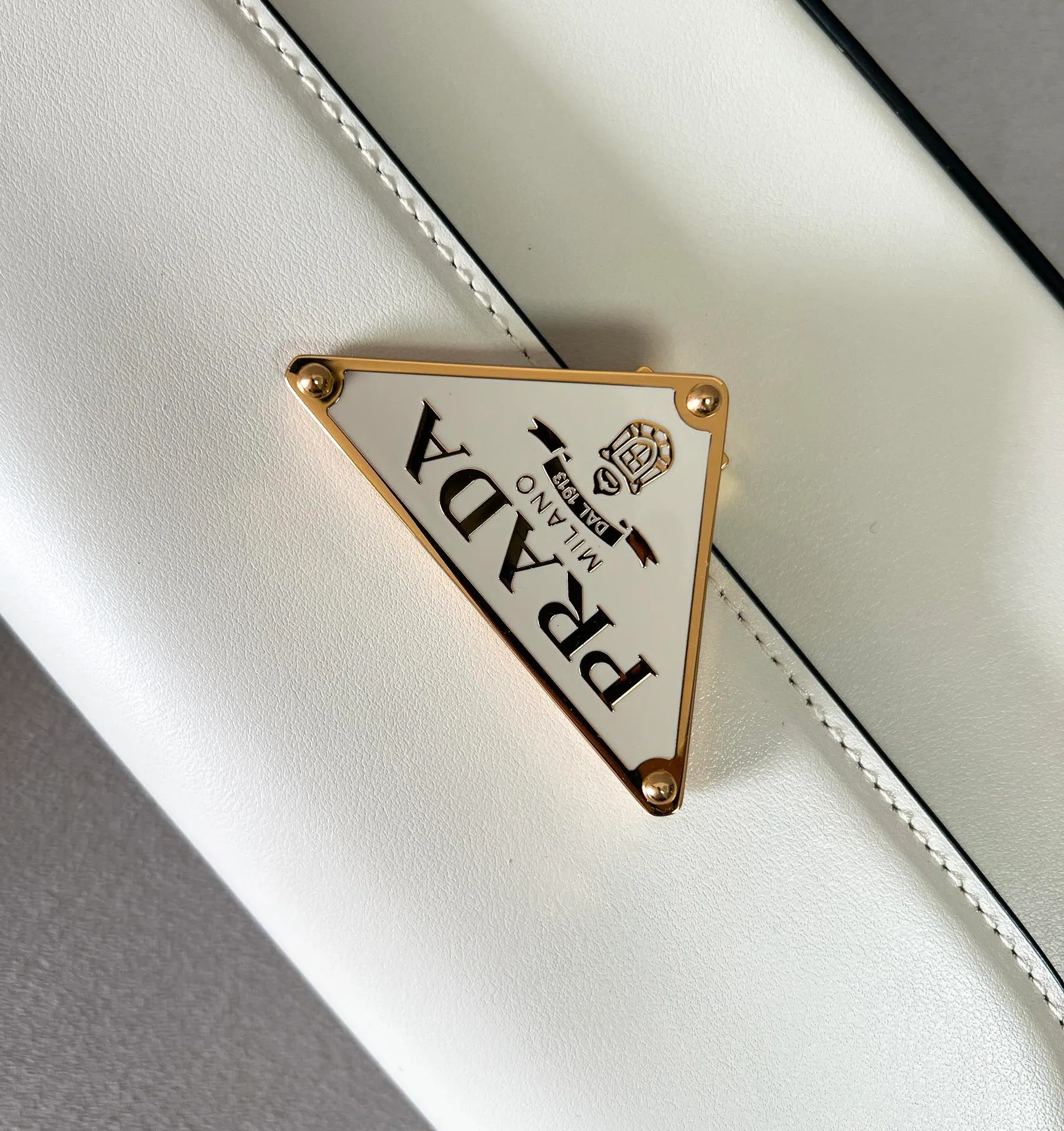 💰1440✨New product launch✨2023 new series shoulder bag 1BD339 is made of exquisite calfskin and is equipped with the iconic triangular logo decorative lock. The shoulder strap is adjustable and can be carried under the armpit or on one shoulder. The overall style of the bag is simple and the lines are elegant. Fashion and retro style are combined. The inner compartment capacity is also great. It is a new fashion trendsetter that combines retro fashion and practicality😘 Size 20.5*10.5*4 white