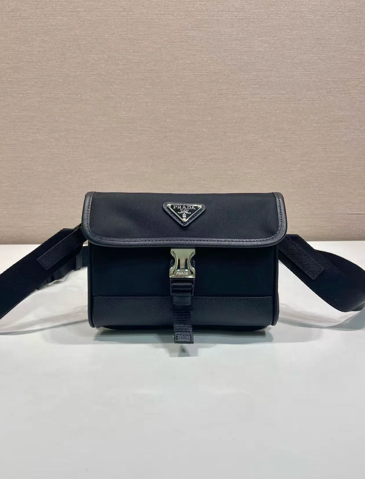💰760🎉New mini messenger bag🎉2ZH108 wide shoulder strap👏👏 The mini messenger bag has a super unique shape. It is definitely worth buying for the current super popular small bag trend! And it has an inexplicable retro feel🙊I like the design of PRD so much. It’s fashionable😘 For fashionistas who have countless bags, I recommend this simple and elegant design. A triangle logo is enough to show off the fashionable atmosphere of personality. It is easy to use for daily use. It is recommended for men and women.👧🏻➕👨🏻, length 18x height 14x bottom 3cm