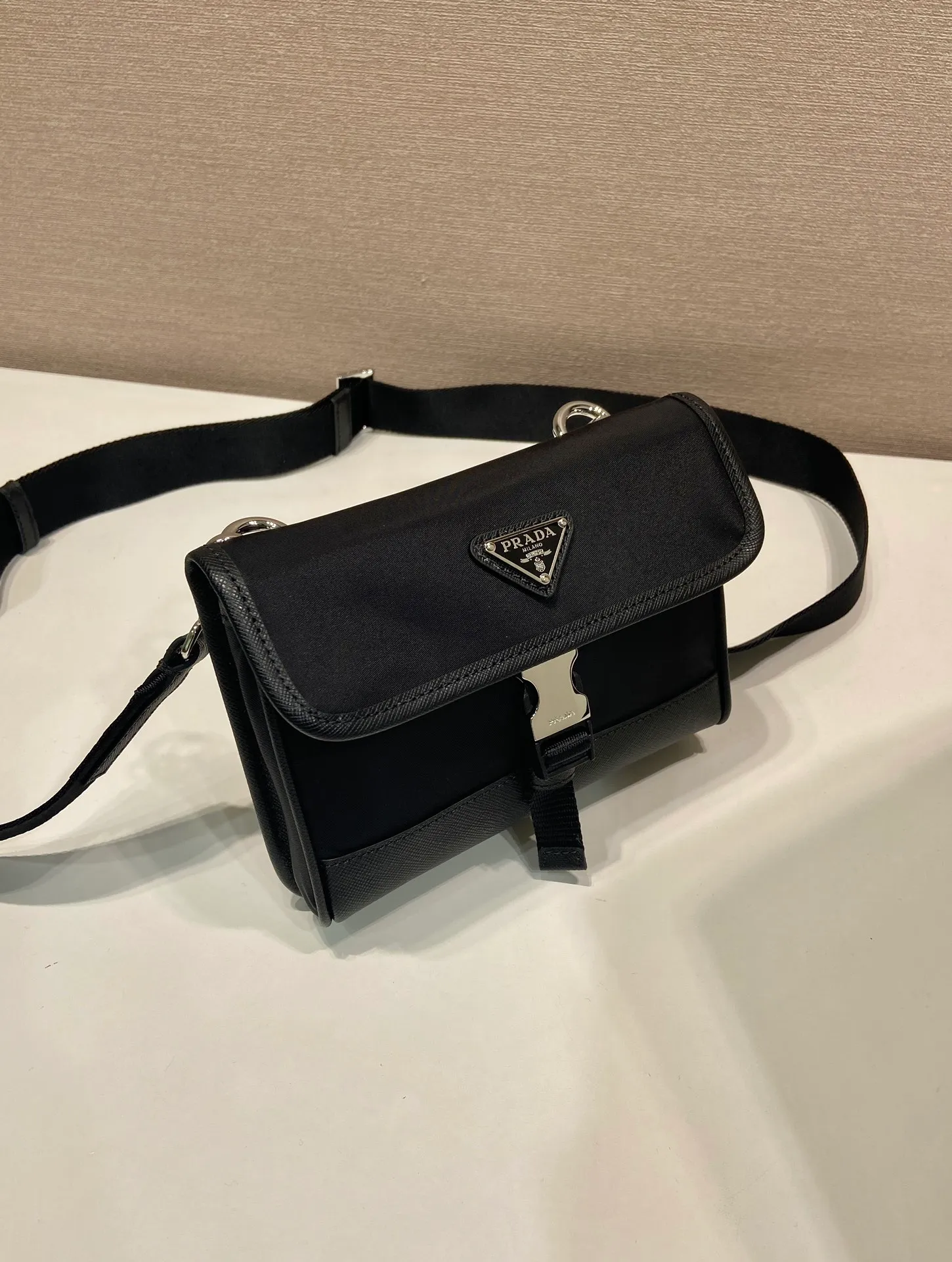 💰760🎉New mini messenger bag🎉2ZH108 wide shoulder strap👏👏 The mini messenger bag has a super unique shape. It is definitely worth buying for the current super popular small bag trend! And it has an inexplicable retro feel🙊I like the design of PRD so much. It’s fashionable😘 For fashionistas who have countless bags, I recommend this simple and elegant design. A triangle logo is enough to show off the fashionable atmosphere of personality. It is easy to use for daily use. It is recommended for men and women.👧🏻➕👨🏻, length 18x height 14x bottom 3cm
