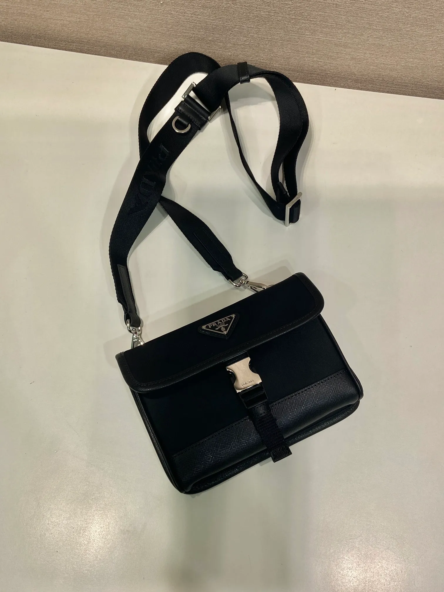 💰760🎉New mini messenger bag🎉2ZH108 wide shoulder strap👏👏 The mini messenger bag has a super unique shape. It is definitely worth buying for the current super popular small bag trend! And it has an inexplicable retro feel🙊I like the design of PRD so much. It’s fashionable😘 For fashionistas who have countless bags, I recommend this simple and elegant design. A triangle logo is enough to show off the fashionable atmosphere of personality. It is easy to use for daily use. It is recommended for men and women.👧🏻➕👨🏻, length 18x height 14x bottom 3cm