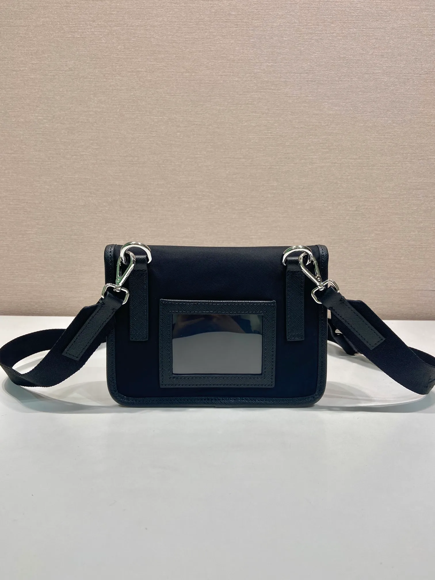 💰760🎉New mini messenger bag🎉2ZH108 wide shoulder strap👏👏 The mini messenger bag has a super unique shape. It is definitely worth buying for the current super popular small bag trend! And it has an inexplicable retro feel🙊I like the design of PRD so much. It’s fashionable😘 For fashionistas who have countless bags, I recommend this simple and elegant design. A triangle logo is enough to show off the fashionable atmosphere of personality. It is easy to use for daily use. It is recommended for men and women.👧🏻➕👨🏻, length 18x height 14x bottom 3cm
