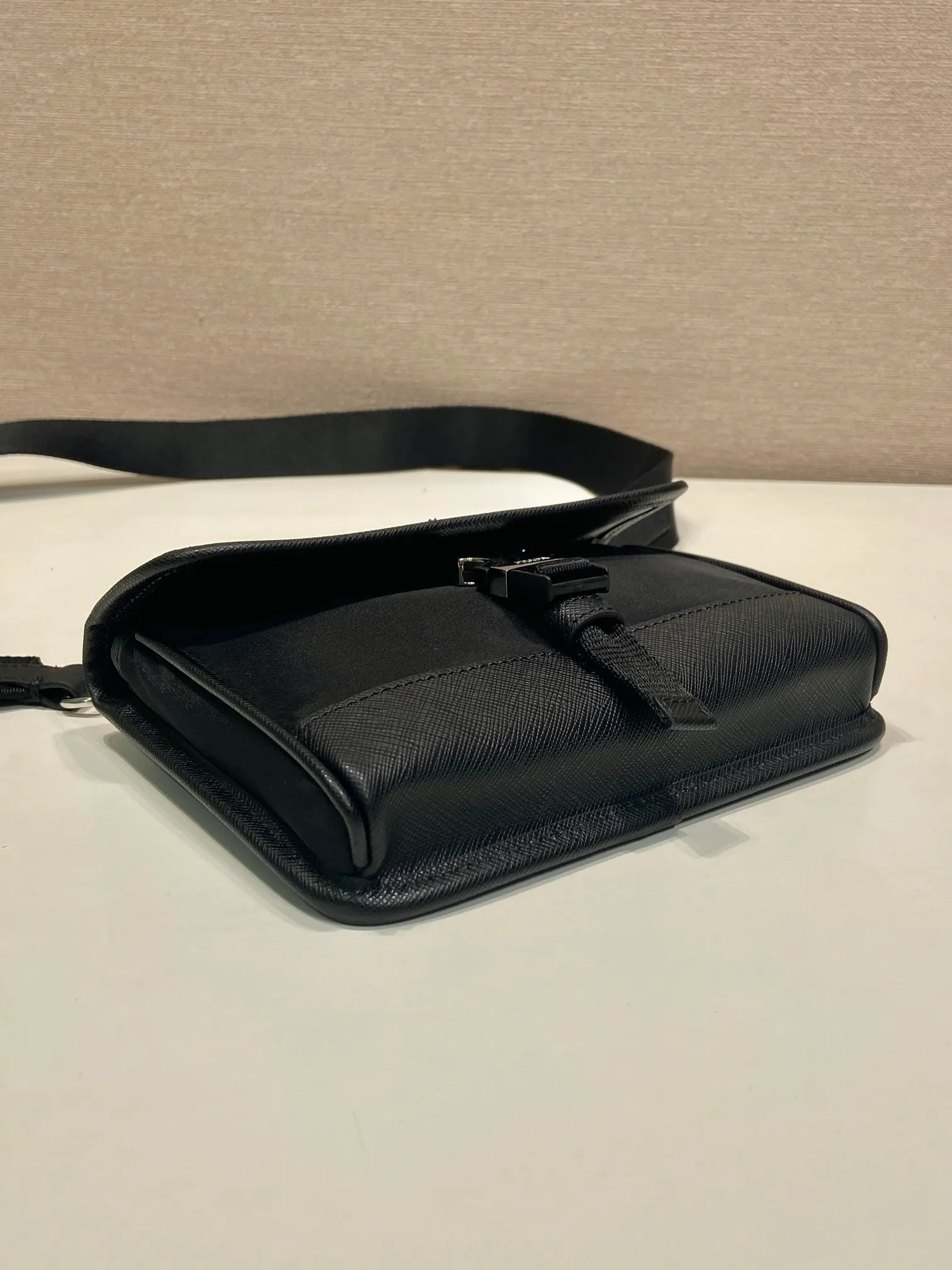 💰760🎉New mini messenger bag🎉2ZH108 wide shoulder strap👏👏 The mini messenger bag has a super unique shape. It is definitely worth buying for the current super popular small bag trend! And it has an inexplicable retro feel🙊I like the design of PRD so much. It’s fashionable😘 For fashionistas who have countless bags, I recommend this simple and elegant design. A triangle logo is enough to show off the fashionable atmosphere of personality. It is easy to use for daily use. It is recommended for men and women.👧🏻➕👨🏻, length 18x height 14x bottom 3cm