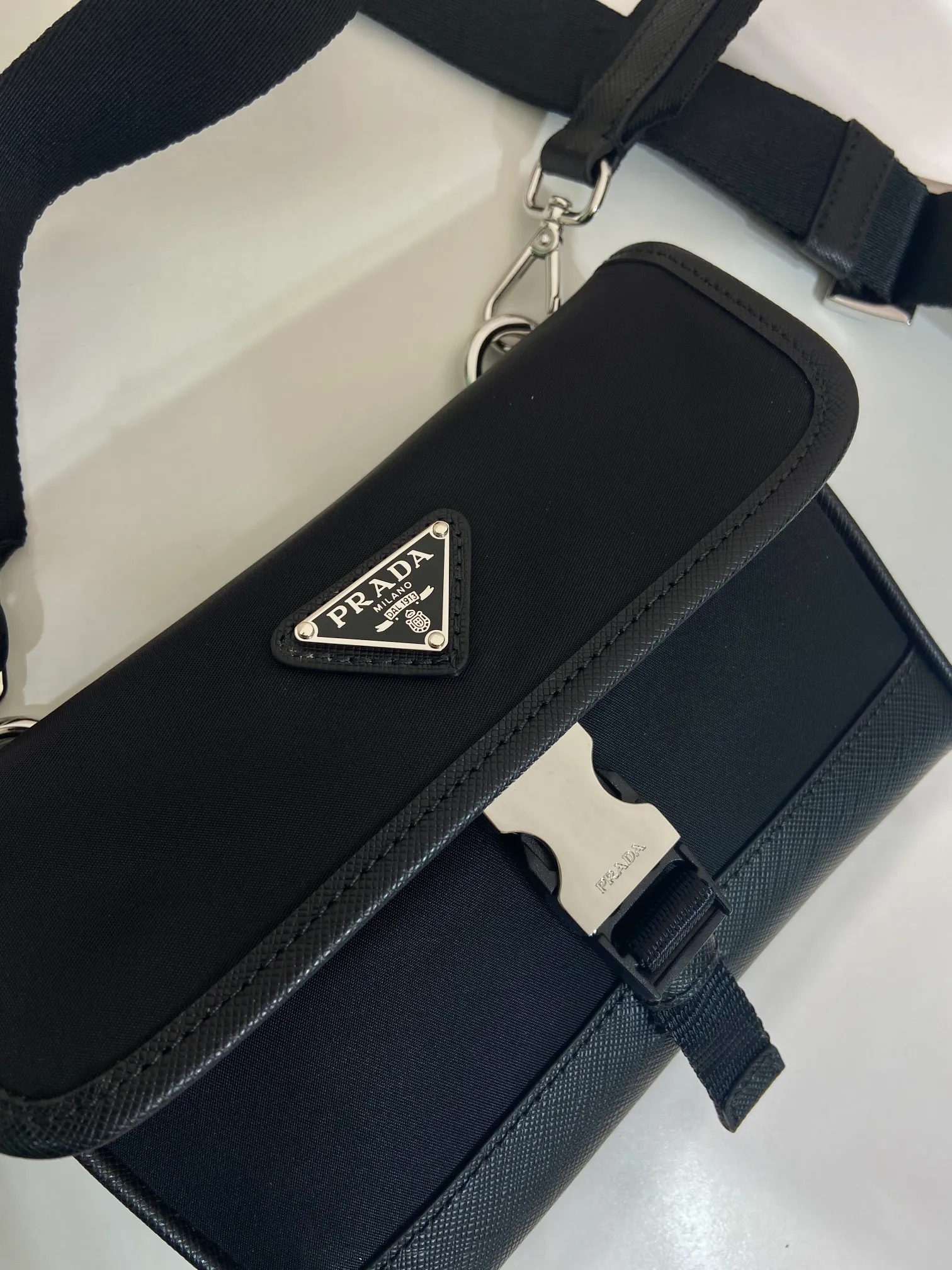 💰760🎉New mini messenger bag🎉2ZH108 wide shoulder strap👏👏 The mini messenger bag has a super unique shape. It is definitely worth buying for the current super popular small bag trend! And it has an inexplicable retro feel🙊I like the design of PRD so much. It’s fashionable😘 For fashionistas who have countless bags, I recommend this simple and elegant design. A triangle logo is enough to show off the fashionable atmosphere of personality. It is easy to use for daily use. It is recommended for men and women.👧🏻➕👨🏻, length 18x height 14x bottom 3cm