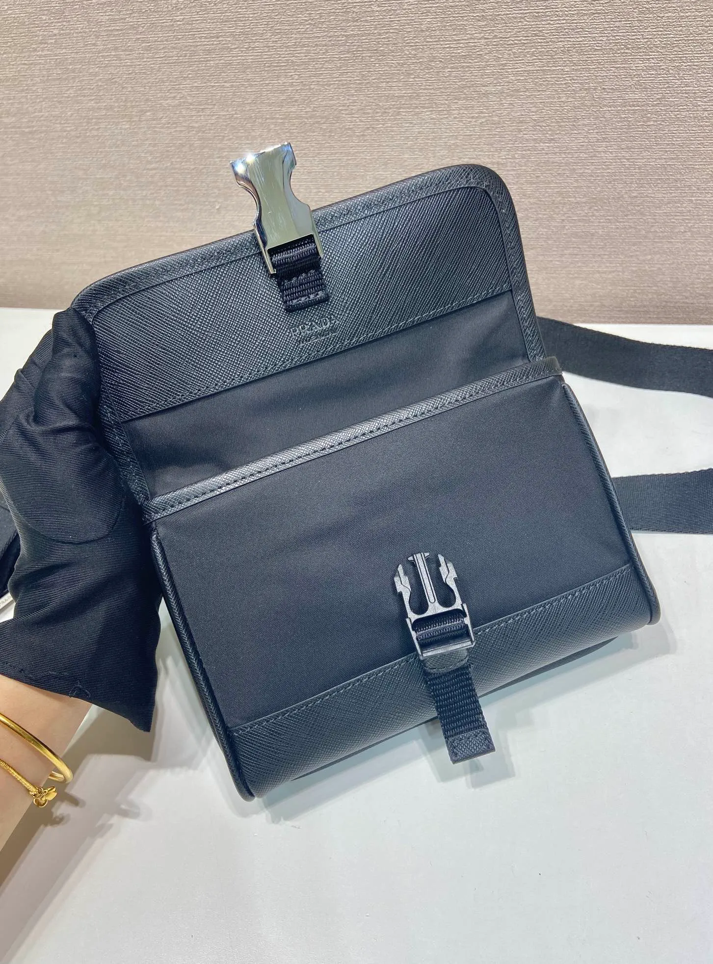💰760🎉New mini messenger bag🎉2ZH108 wide shoulder strap👏👏 The mini messenger bag has a super unique shape. It is definitely worth buying for the current super popular small bag trend! And it has an inexplicable retro feel🙊I like the design of PRD so much. It’s fashionable😘 For fashionistas who have countless bags, I recommend this simple and elegant design. A triangle logo is enough to show off the fashionable atmosphere of personality. It is easy to use for daily use. It is recommended for men and women.👧🏻➕👨🏻, length 18x height 14x bottom 3cm