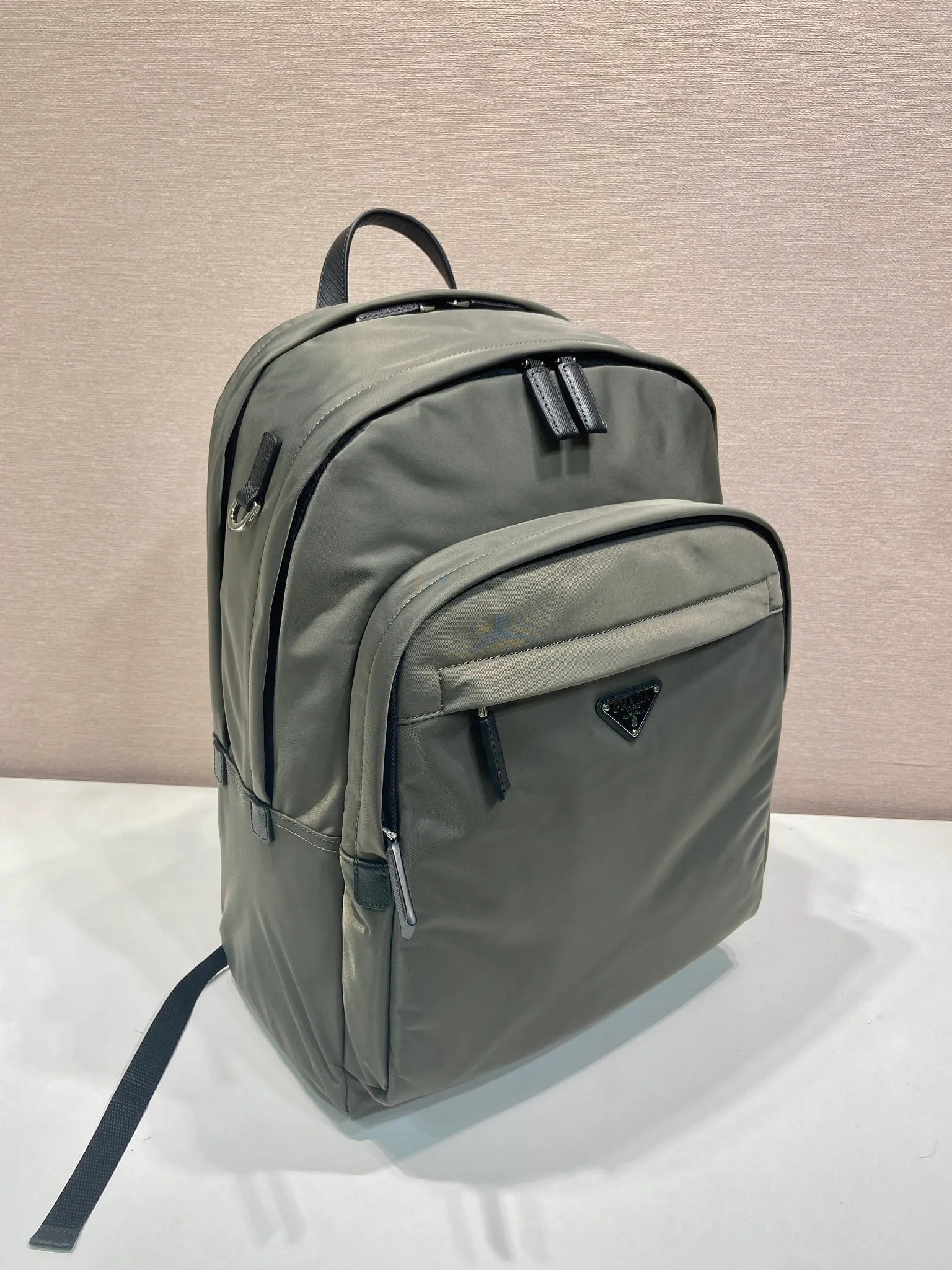💰1320🎉Exclusive debut🎉2VZ048 backpack, new color😘😘Original item👏👏This backpack is outlined with imported Saffiano leather trim, presenting modern minimalist lines👍👍Made of imported nylon fabric and cross-grain cowhide , top polished metal hardware👏👏Padding design on the back/very comfortable, and can be placed on the trolley case😘😘The functional design of the grid is great👍 👍Simple and elegant😘Men deserve it🕺🕺Hurry up and get it👏👏Length 31x Height 43.5X Bottom 20cm👍👍👍💰💰💰💰