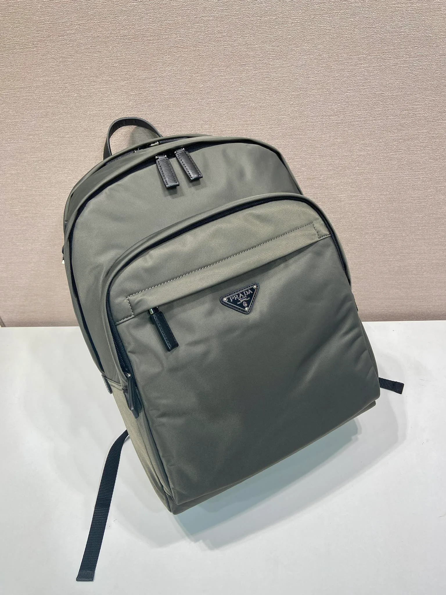 💰1320🎉Exclusive debut🎉2VZ048 backpack, new color😘😘Original item👏👏This backpack is outlined with imported Saffiano leather trim, presenting modern minimalist lines👍👍Made of imported nylon fabric and cross-grain cowhide , top polished metal hardware👏👏Padding design on the back/very comfortable, and can be placed on the trolley case😘😘The functional design of the grid is great👍 👍Simple and elegant😘Men deserve it🕺🕺Hurry up and get it👏👏Length 31x Height 43.5X Bottom 20cm👍👍👍💰💰💰💰