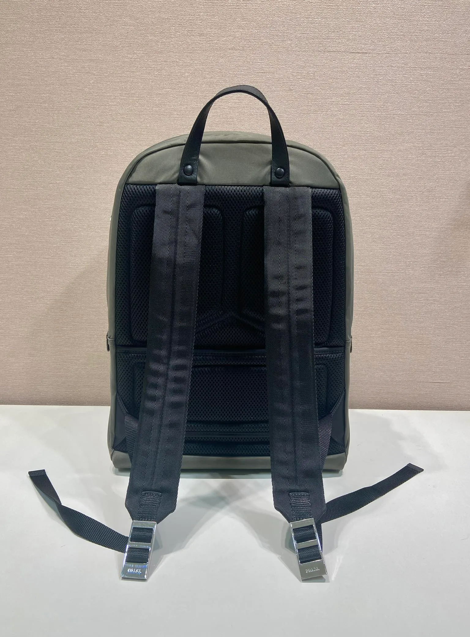 💰1320🎉Exclusive debut🎉2VZ048 backpack, new color😘😘Original item👏👏This backpack is outlined with imported Saffiano leather trim, presenting modern minimalist lines👍👍Made of imported nylon fabric and cross-grain cowhide , top polished metal hardware👏👏Padding design on the back/very comfortable, and can be placed on the trolley case😘😘The functional design of the grid is great👍 👍Simple and elegant😘Men deserve it🕺🕺Hurry up and get it👏👏Length 31x Height 43.5X Bottom 20cm👍👍👍💰💰💰💰