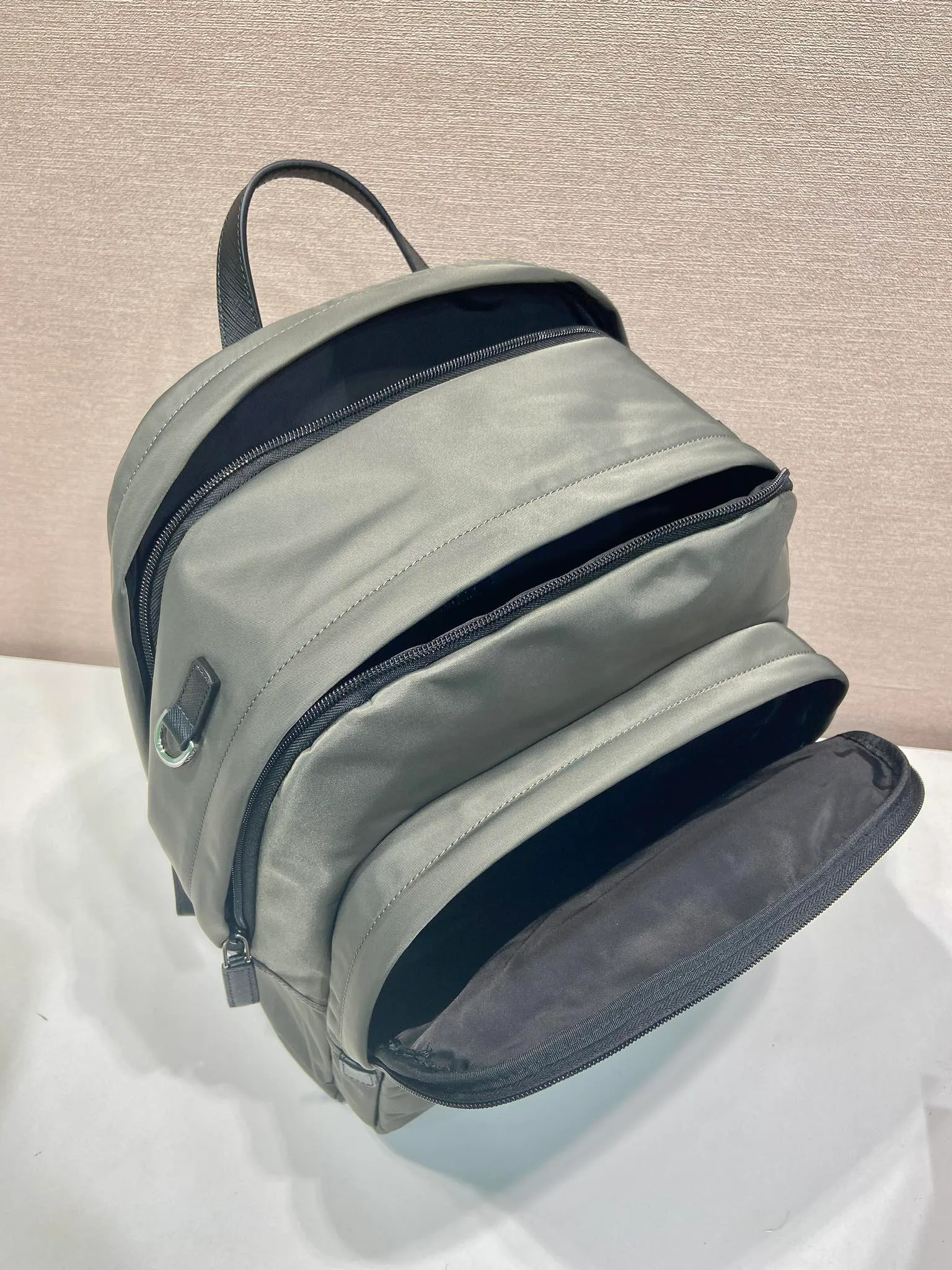 💰1320🎉Exclusive debut🎉2VZ048 backpack, new color😘😘Original item👏👏This backpack is outlined with imported Saffiano leather trim, presenting modern minimalist lines👍👍Made of imported nylon fabric and cross-grain cowhide , top polished metal hardware👏👏Padding design on the back/very comfortable, and can be placed on the trolley case😘😘The functional design of the grid is great👍 👍Simple and elegant😘Men deserve it🕺🕺Hurry up and get it👏👏Length 31x Height 43.5X Bottom 20cm👍👍👍💰💰💰💰