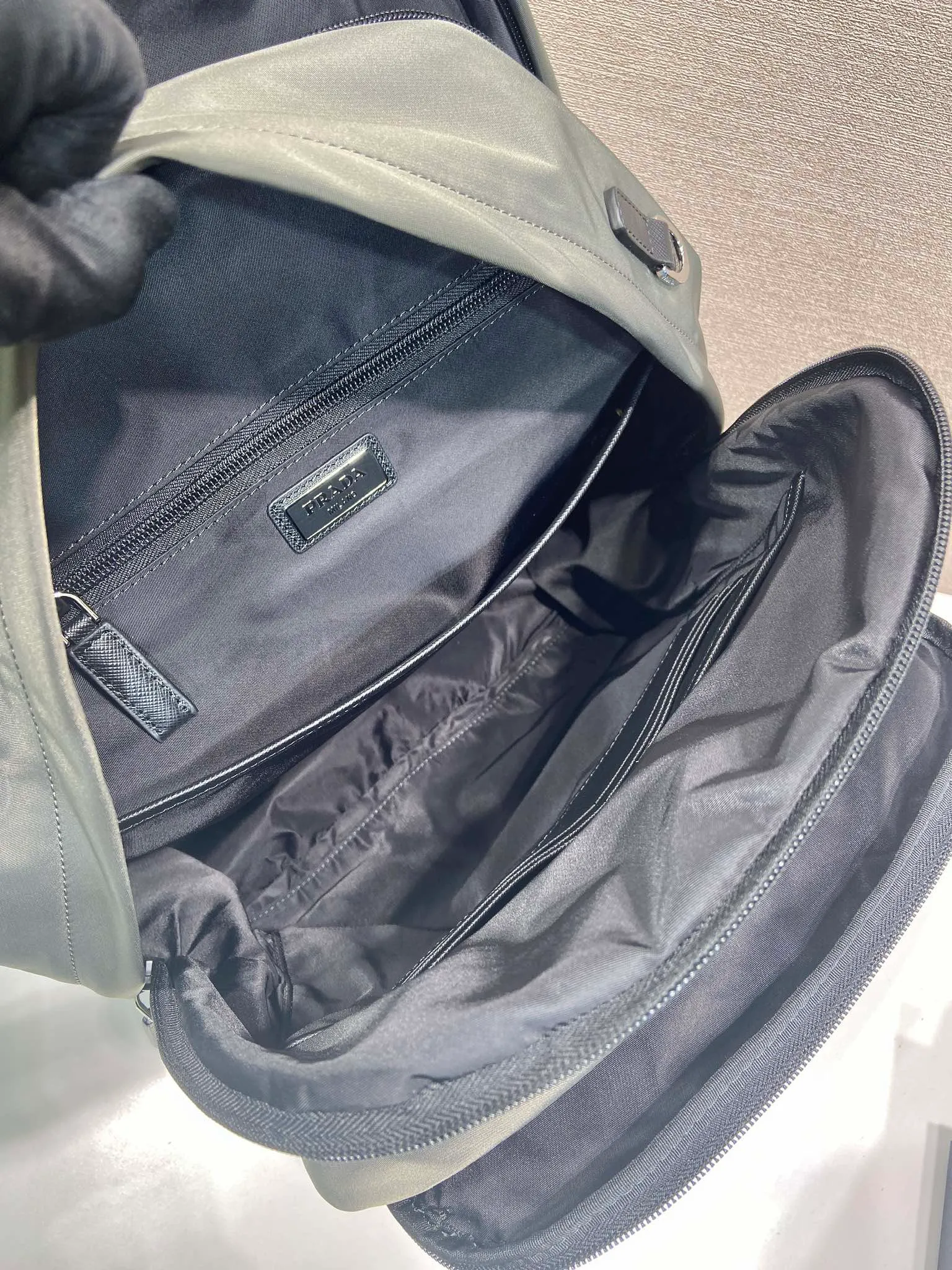 💰1320🎉Exclusive debut🎉2VZ048 backpack, new color😘😘Original item👏👏This backpack is outlined with imported Saffiano leather trim, presenting modern minimalist lines👍👍Made of imported nylon fabric and cross-grain cowhide , top polished metal hardware👏👏Padding design on the back/very comfortable, and can be placed on the trolley case😘😘The functional design of the grid is great👍 👍Simple and elegant😘Men deserve it🕺🕺Hurry up and get it👏👏Length 31x Height 43.5X Bottom 20cm👍👍👍💰💰💰💰