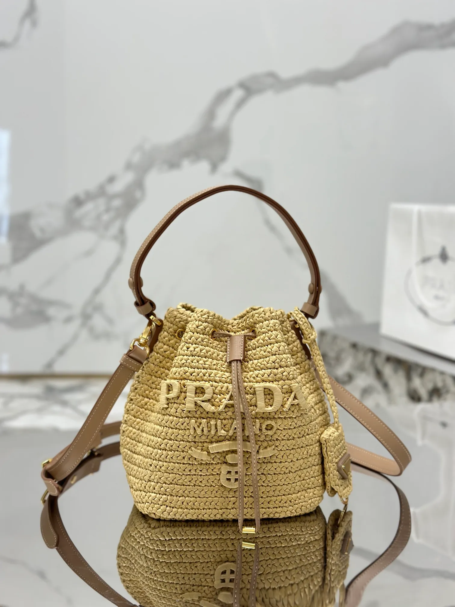 💰1700🌟Woven drawstring bucket bag. The raffia weaving is very solid and super textured. It can be paired with private clothes every day. It has a natural style design and seems to be able to breathe. Style number: 1BE068. Size 20×17×12.