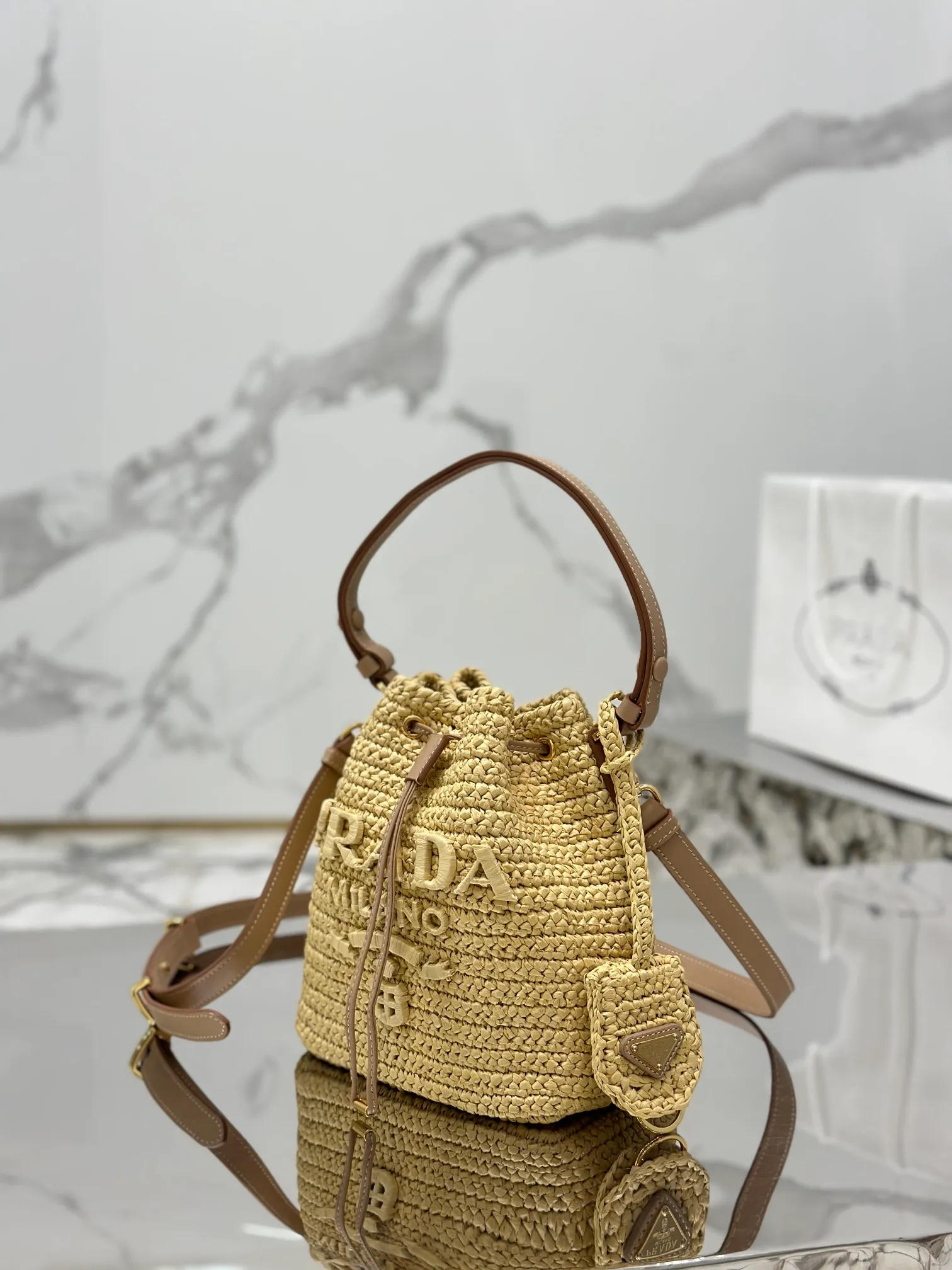 💰1700🌟Woven drawstring bucket bag. The raffia weaving is very solid and super textured. It can be paired with private clothes every day. It has a natural style design and seems to be able to breathe. Style number: 1BE068. Size 20×17×12.