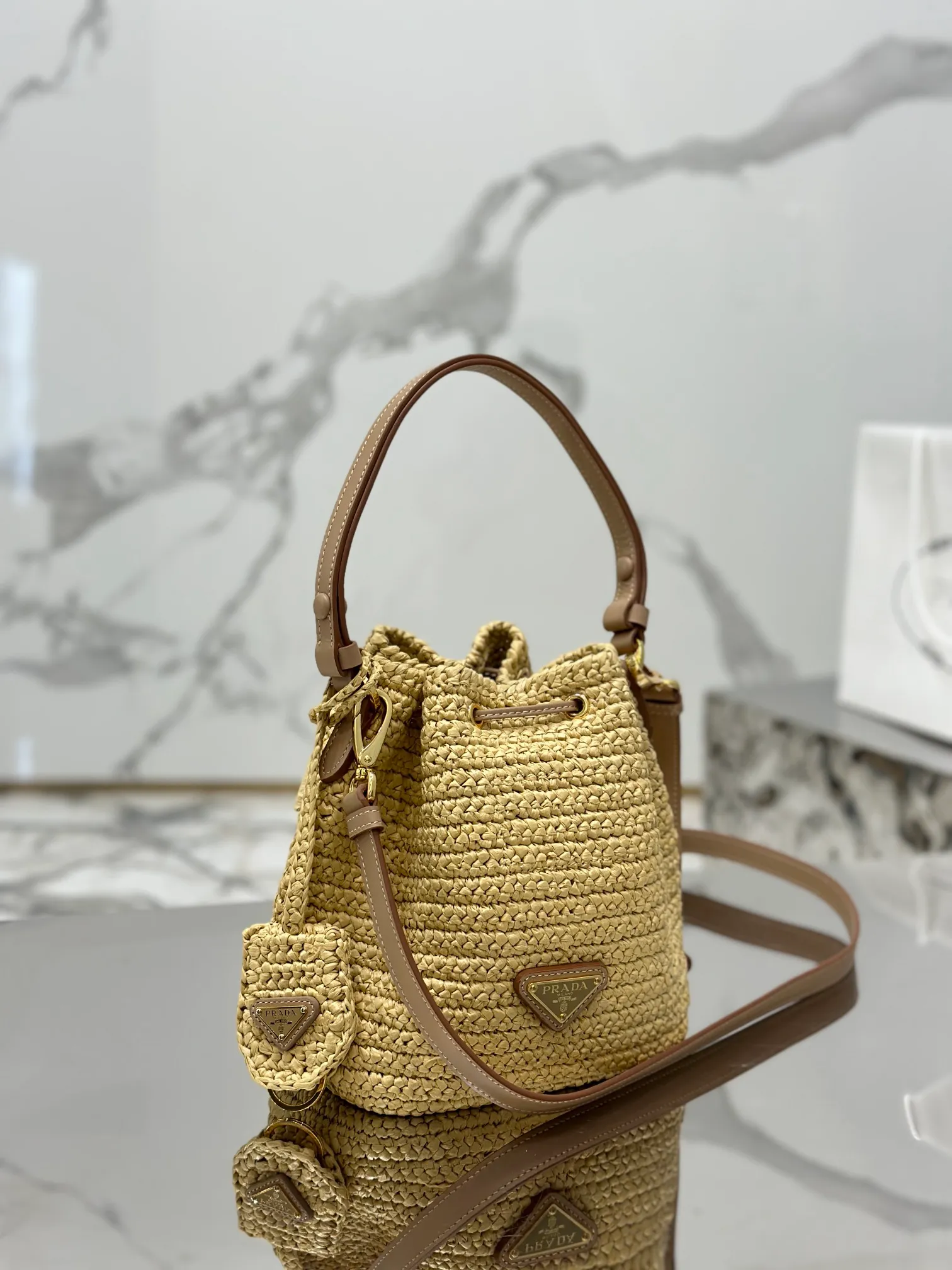 💰1700🌟Woven drawstring bucket bag. The raffia weaving is very solid and super textured. It can be paired with private clothes every day. It has a natural style design and seems to be able to breathe. Style number: 1BE068. Size 20×17×12.