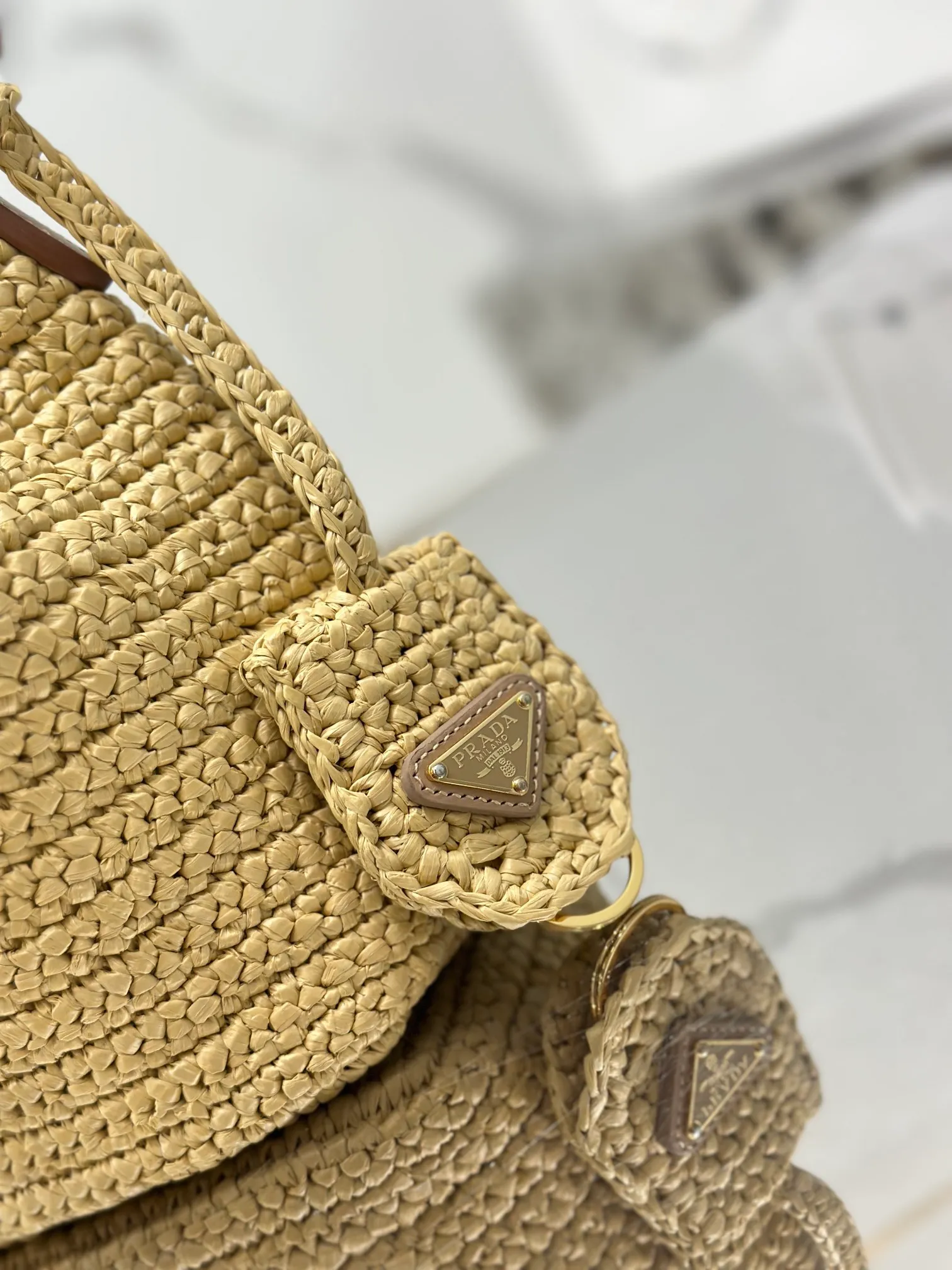 💰1700🌟Woven drawstring bucket bag. The raffia weaving is very solid and super textured. It can be paired with private clothes every day. It has a natural style design and seems to be able to breathe. Style number: 1BE068. Size 20×17×12.