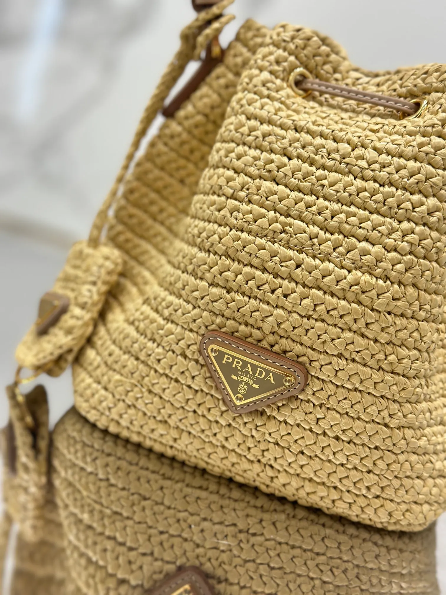 💰1700🌟Woven drawstring bucket bag. The raffia weaving is very solid and super textured. It can be paired with private clothes every day. It has a natural style design and seems to be able to breathe. Style number: 1BE068. Size 20×17×12.
