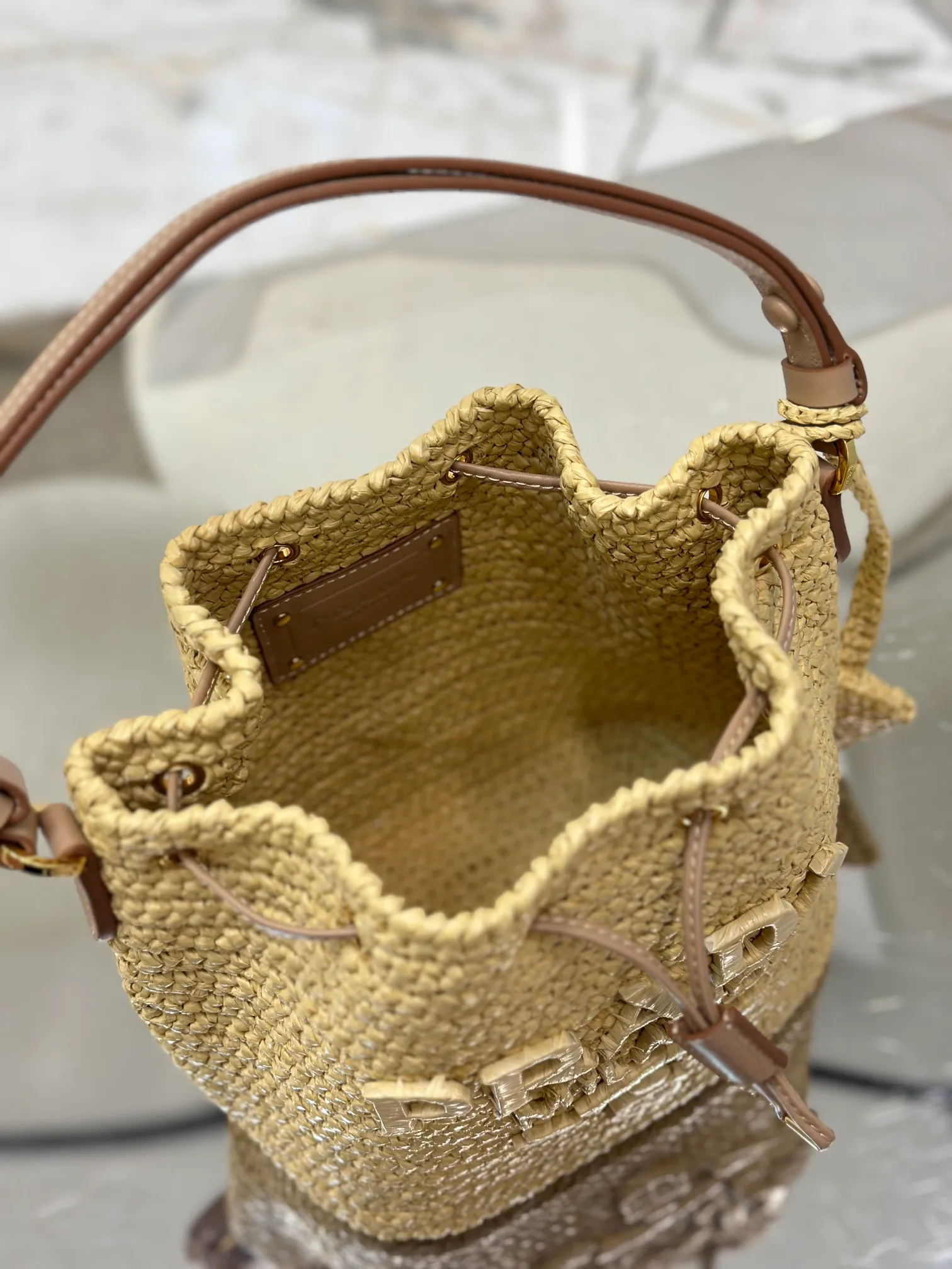 💰1700🌟Woven drawstring bucket bag. The raffia weaving is very solid and super textured. It can be paired with private clothes every day. It has a natural style design and seems to be able to breathe. Style number: 1BE068. Size 20×17×12.