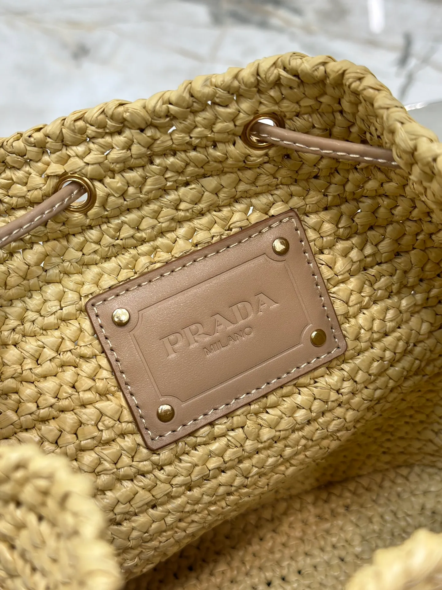 💰1700🌟Woven drawstring bucket bag. The raffia weaving is very solid and super textured. It can be paired with private clothes every day. It has a natural style design and seems to be able to breathe. Style number: 1BE068. Size 20×17×12.