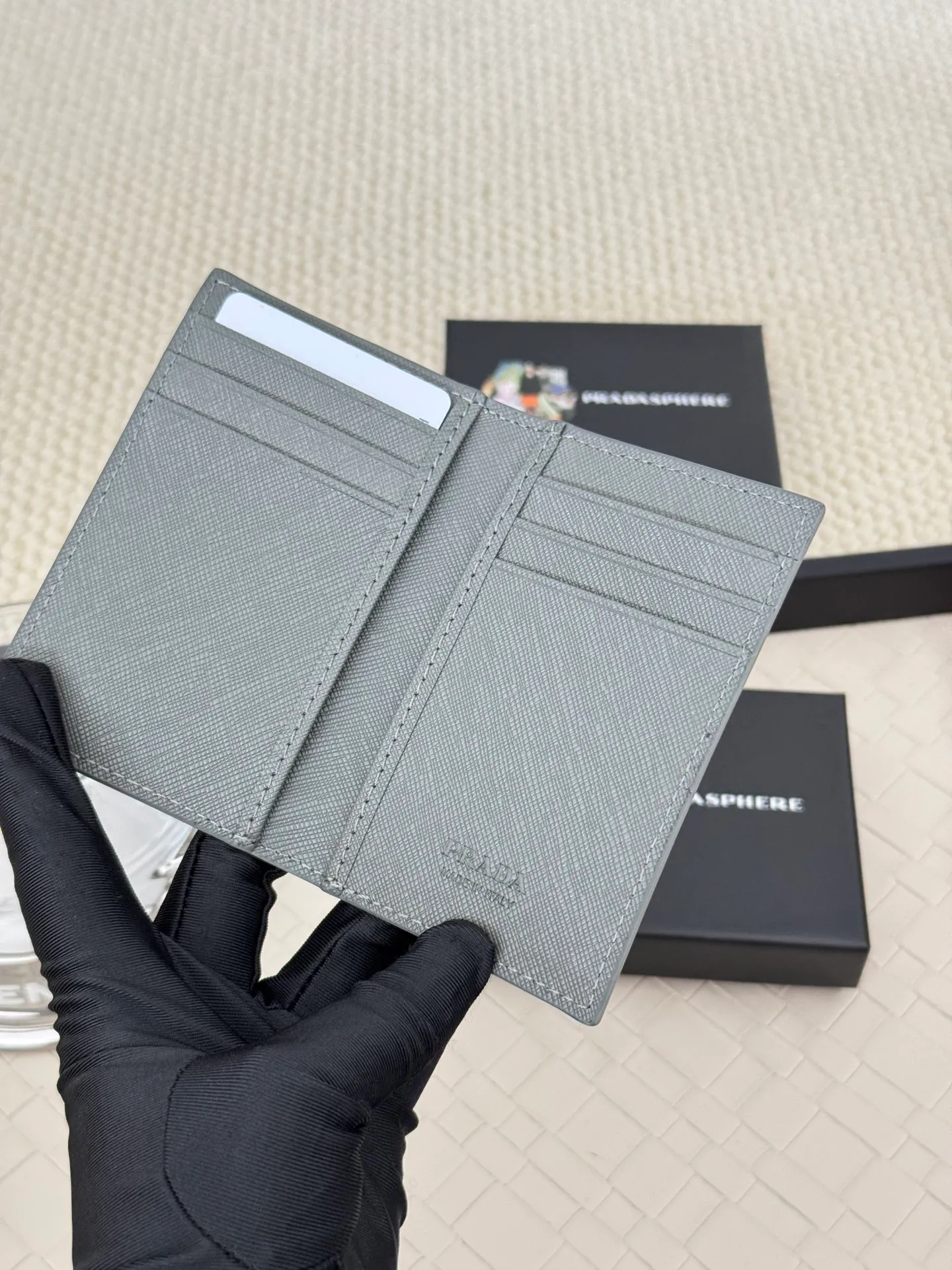 💰120 prada cross pattern unisex card holder, can be placed in pockets, bags, and can be held in hand, made of cross pattern imported calfskin, pocket card holder, can hold change, 6 card slots, simple and elegant fashion trend. Model 2MC101, color as shown in the picture, size 11×7cm,
