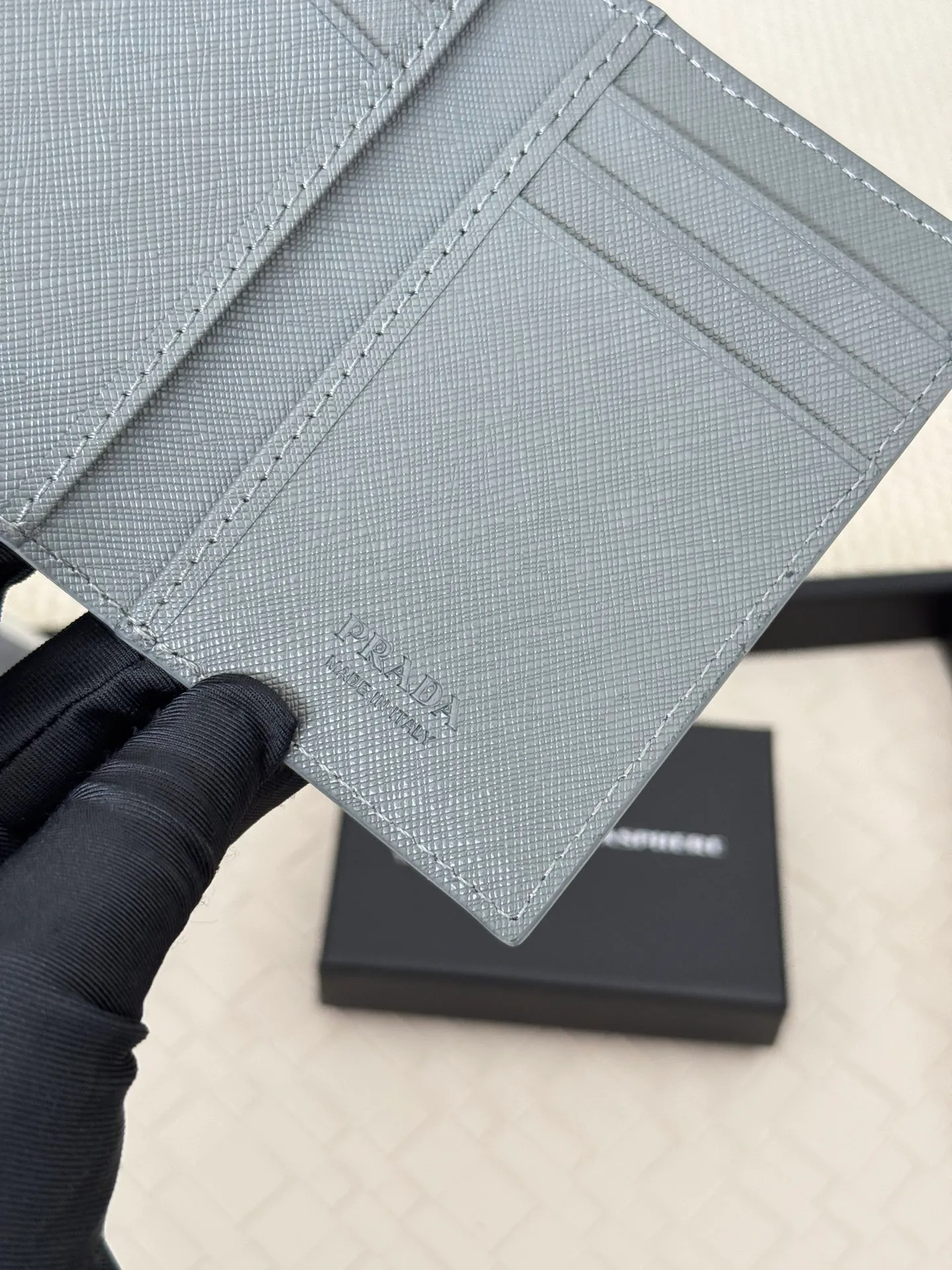 💰120 prada cross pattern unisex card holder, can be placed in pockets, bags, and can be held in hand, made of cross pattern imported calfskin, pocket card holder, can hold change, 6 card slots, simple and elegant fashion trend. Model 2MC101, color as shown in the picture, size 11×7cm,