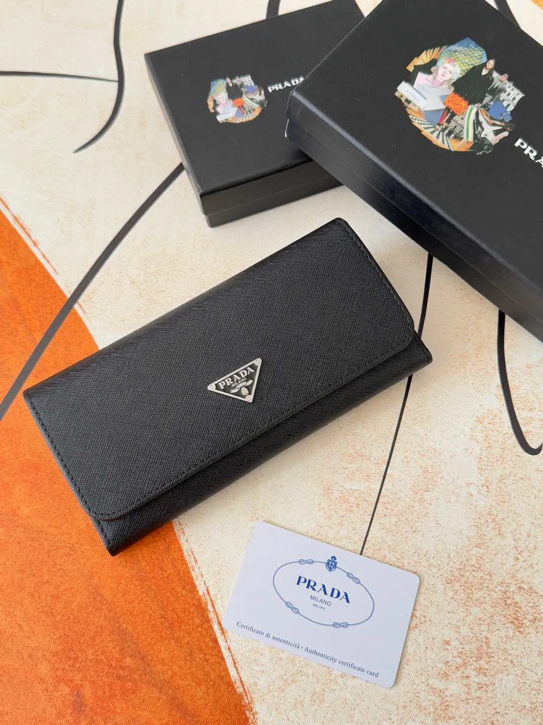 💰180💰Exclusive background hot model shipped: 💝 💝 Prada counter quality real shot [strong]! Model: LM1132 loose letter mark/gold hardware, original quality Leather: original cross pattern Colors are complete as shown in the picture ✌✌✌✌Length 19 Width 10 Height 2cm
