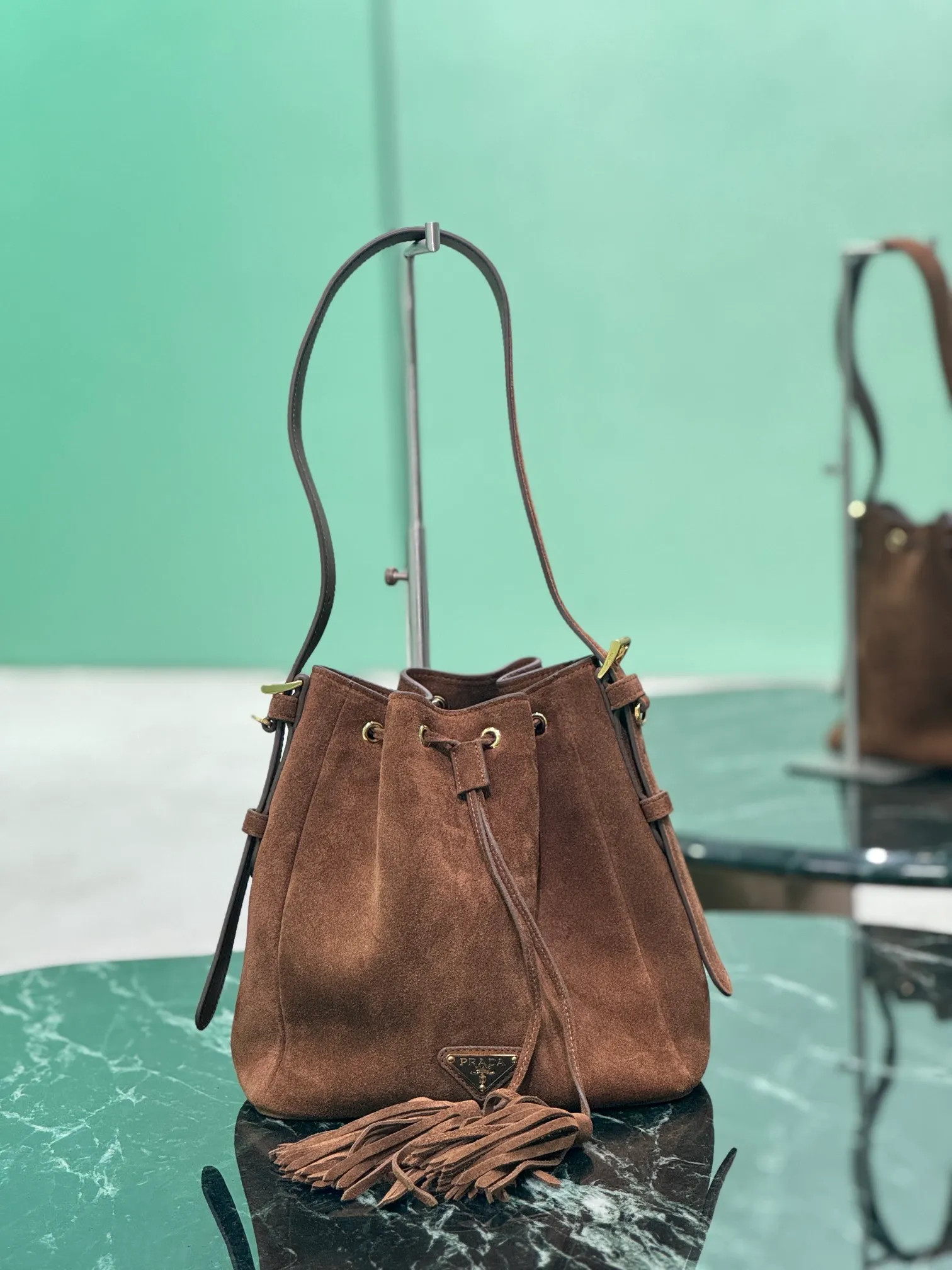💰1360, suede bucket bag 💋Suede calfskin material, leather handles, removable and adjustable, metal lettering logo, suede small tassels, leather drawstring on top, one leather pocket inside💥 Model: 1BE079 Size: 21×21×12cm!