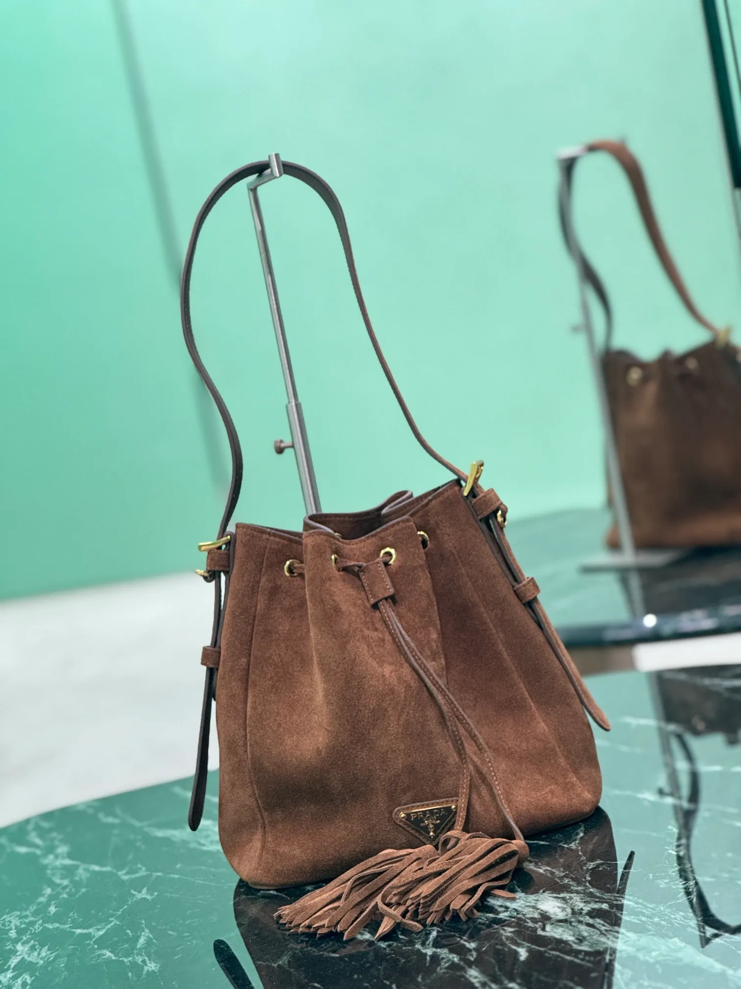 💰1360, suede bucket bag 💋Suede calfskin material, leather handles, removable and adjustable, metal lettering logo, suede small tassels, leather drawstring on top, one leather pocket inside💥 Model: 1BE079 Size: 21×21×12cm!