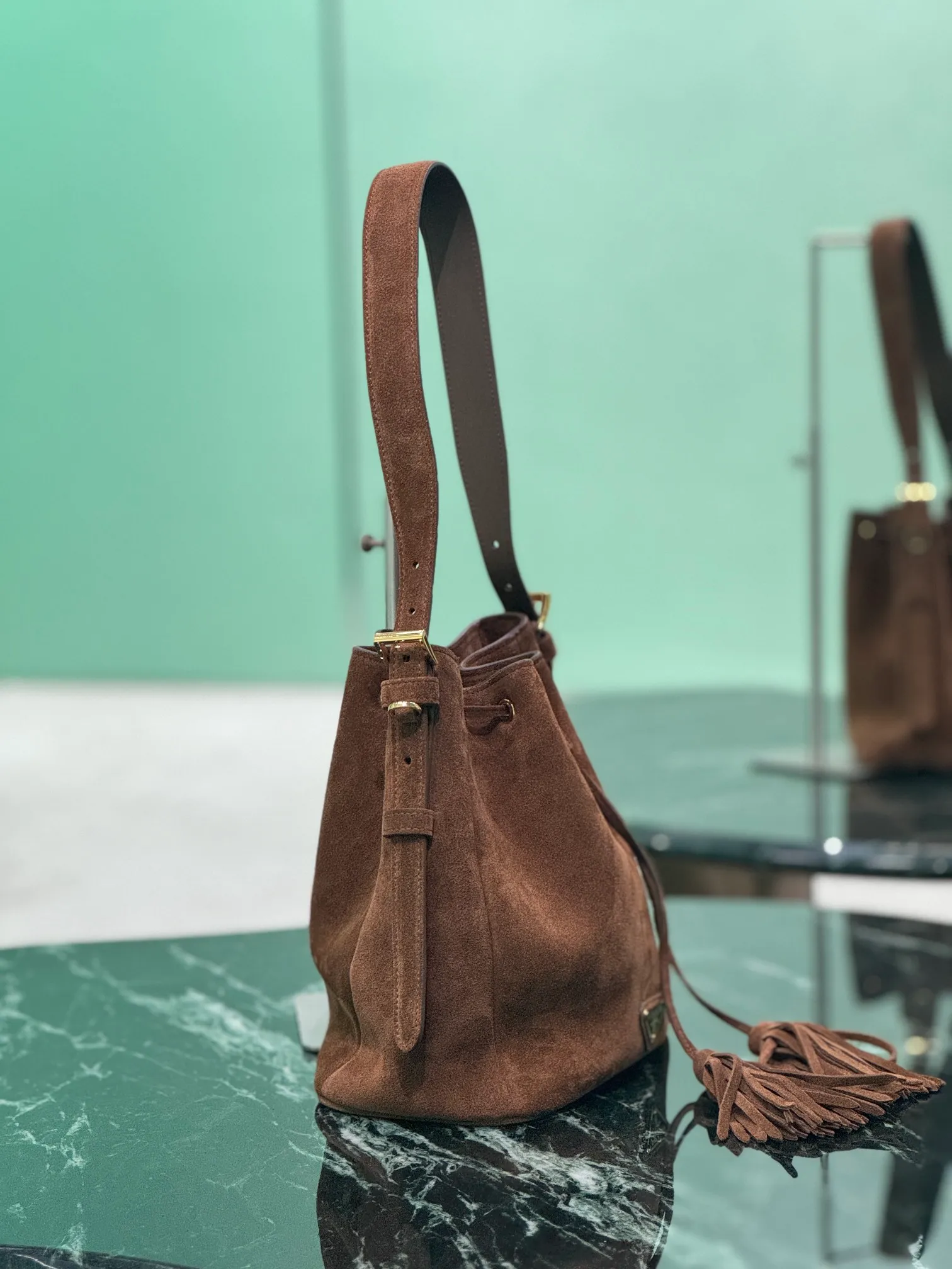 💰1360, suede bucket bag 💋Suede calfskin material, leather handles, removable and adjustable, metal lettering logo, suede small tassels, leather drawstring on top, one leather pocket inside💥 Model: 1BE079 Size: 21×21×12cm!