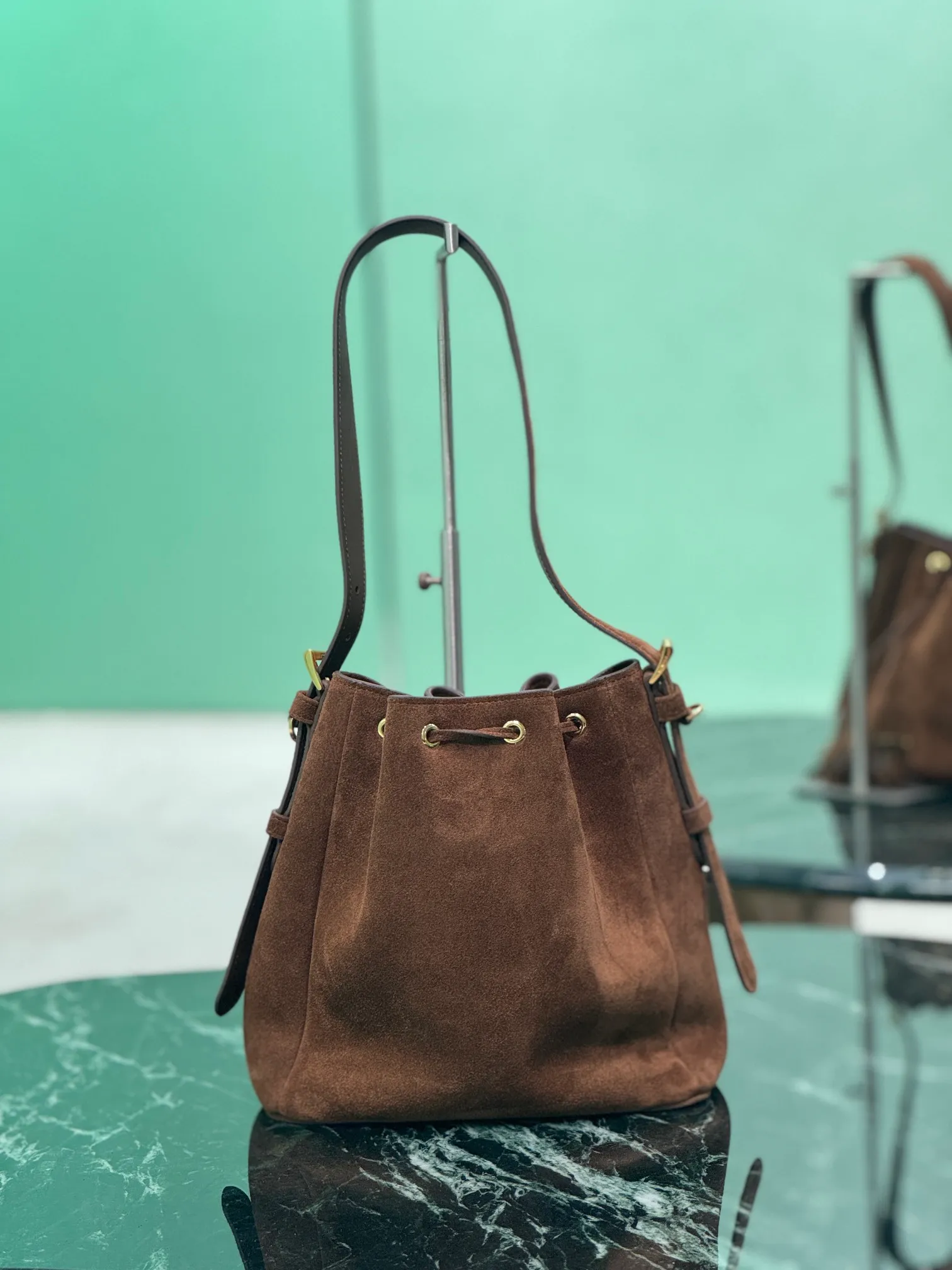 💰1360, suede bucket bag 💋Suede calfskin material, leather handles, removable and adjustable, metal lettering logo, suede small tassels, leather drawstring on top, one leather pocket inside💥 Model: 1BE079 Size: 21×21×12cm!