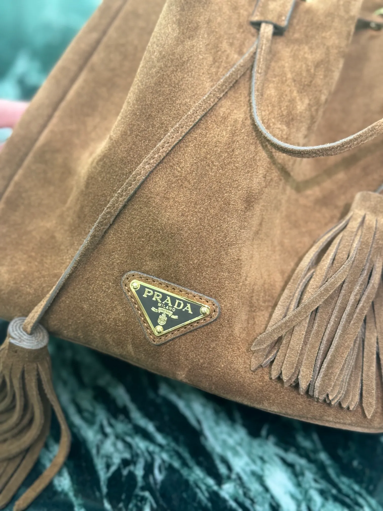 💰1360, suede bucket bag 💋Suede calfskin material, leather handles, removable and adjustable, metal lettering logo, suede small tassels, leather drawstring on top, one leather pocket inside💥 Model: 1BE079 Size: 21×21×12cm!