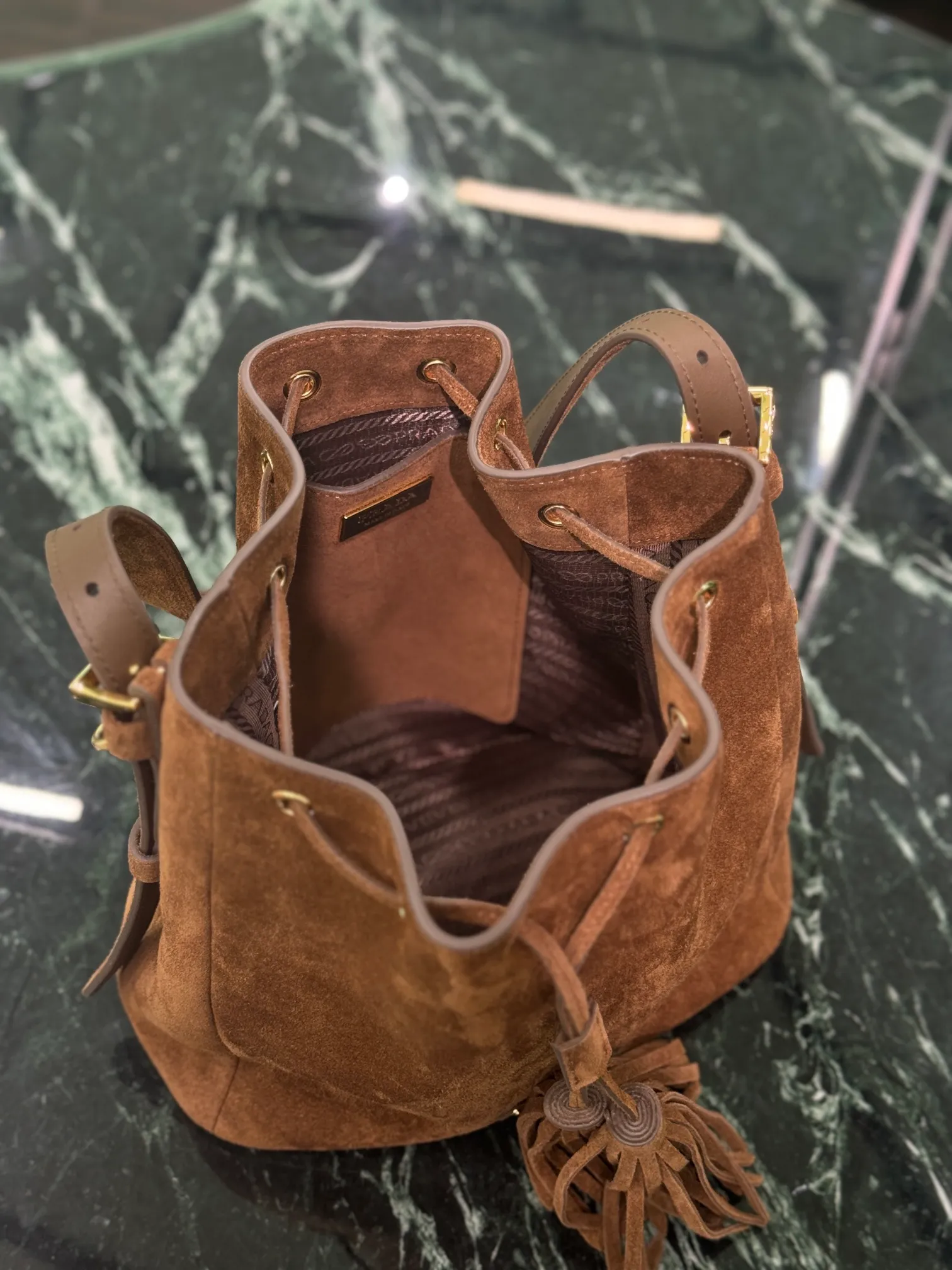 💰1360, suede bucket bag 💋Suede calfskin material, leather handles, removable and adjustable, metal lettering logo, suede small tassels, leather drawstring on top, one leather pocket inside💥 Model: 1BE079 Size: 21×21×12cm!