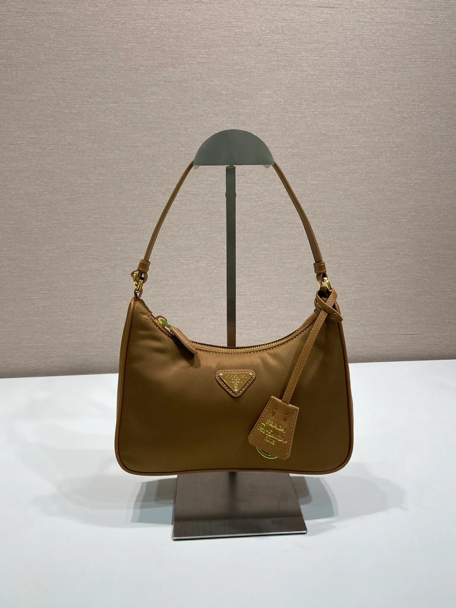 💰760🎉Upgraded version of Hobo🎉1N204M gold hardware🎉🎉 This Re-Edition 2005 handbag combines versatile design and classic details. Made from recycled nylon with elegant gold-plated hardware. The inner bag has a zipper closure and a leather handle. It can be carried by hand or carried on the shoulder. It is super easy to use and will never go out of style. 🎉🎉 Length 22x Height 18x ​​Bottom 6.5cm🎉🎉🎉👏👏👏