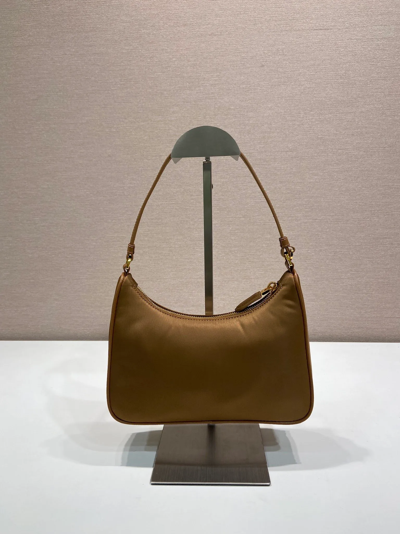 💰760🎉Upgraded version of Hobo🎉1N204M gold hardware🎉🎉 This Re-Edition 2005 handbag combines versatile design and classic details. Made from recycled nylon with elegant gold-plated hardware. The inner bag has a zipper closure and a leather handle. It can be carried by hand or carried on the shoulder. It is super easy to use and will never go out of style. 🎉🎉 Length 22x Height 18x ​​Bottom 6.5cm🎉🎉🎉👏👏👏