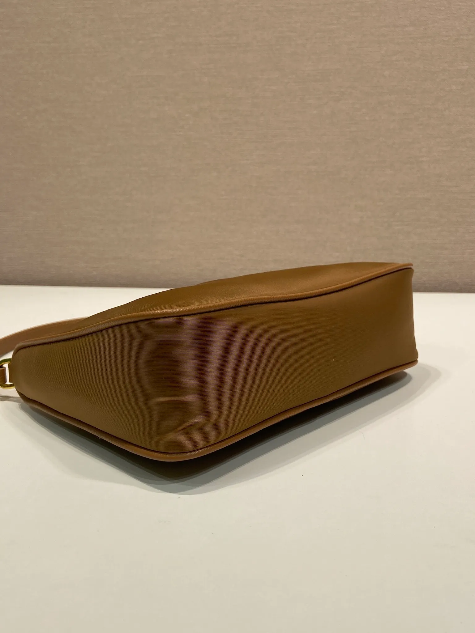 💰760🎉Upgraded version of Hobo🎉1N204M gold hardware🎉🎉 This Re-Edition 2005 handbag combines versatile design and classic details. Made from recycled nylon with elegant gold-plated hardware. The inner bag has a zipper closure and a leather handle. It can be carried by hand or carried on the shoulder. It is super easy to use and will never go out of style. 🎉🎉 Length 22x Height 18x ​​Bottom 6.5cm🎉🎉🎉👏👏👏