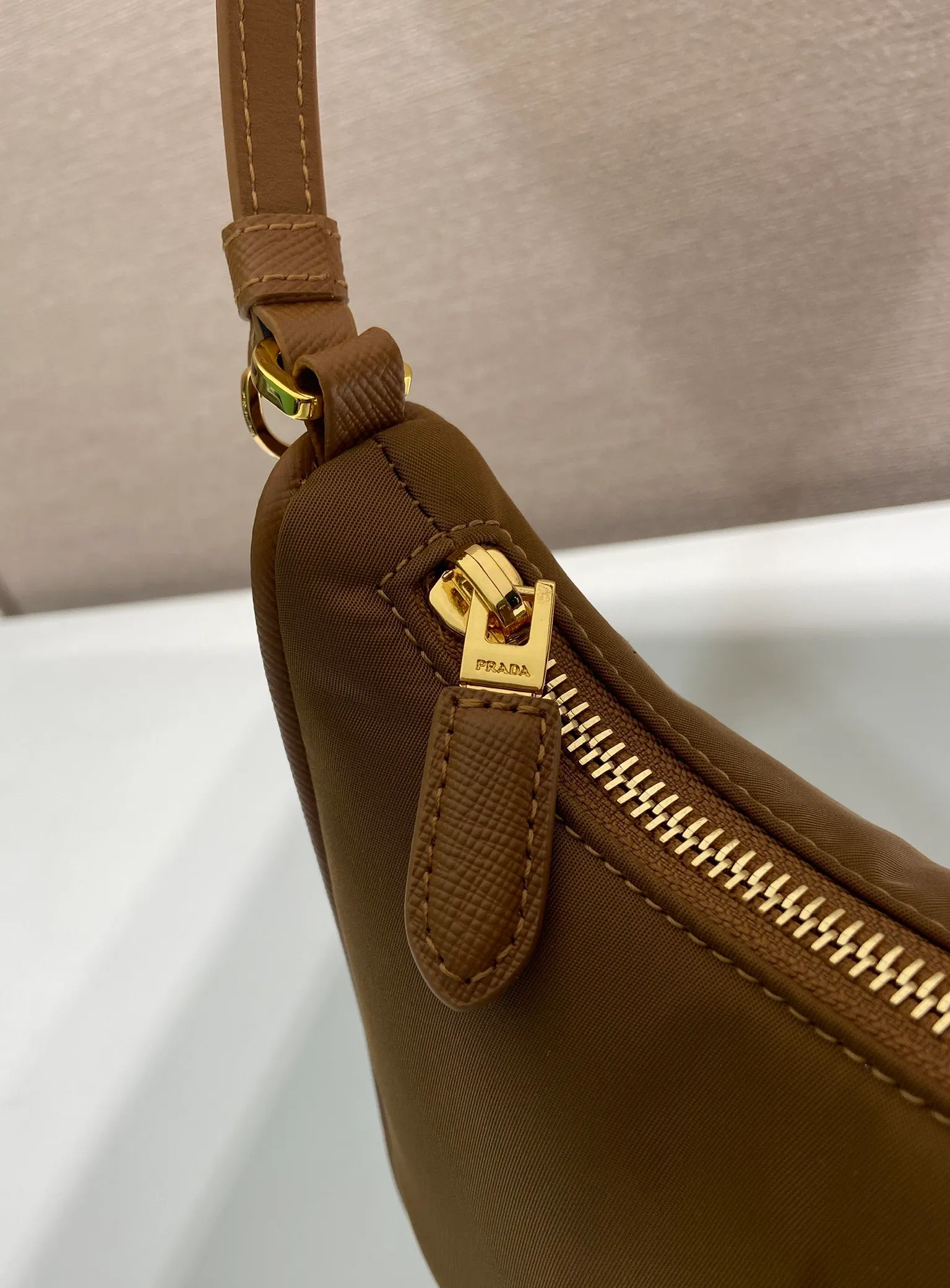 💰760🎉Upgraded version of Hobo🎉1N204M gold hardware🎉🎉 This Re-Edition 2005 handbag combines versatile design and classic details. Made from recycled nylon with elegant gold-plated hardware. The inner bag has a zipper closure and a leather handle. It can be carried by hand or carried on the shoulder. It is super easy to use and will never go out of style. 🎉🎉 Length 22x Height 18x ​​Bottom 6.5cm🎉🎉🎉👏👏👏