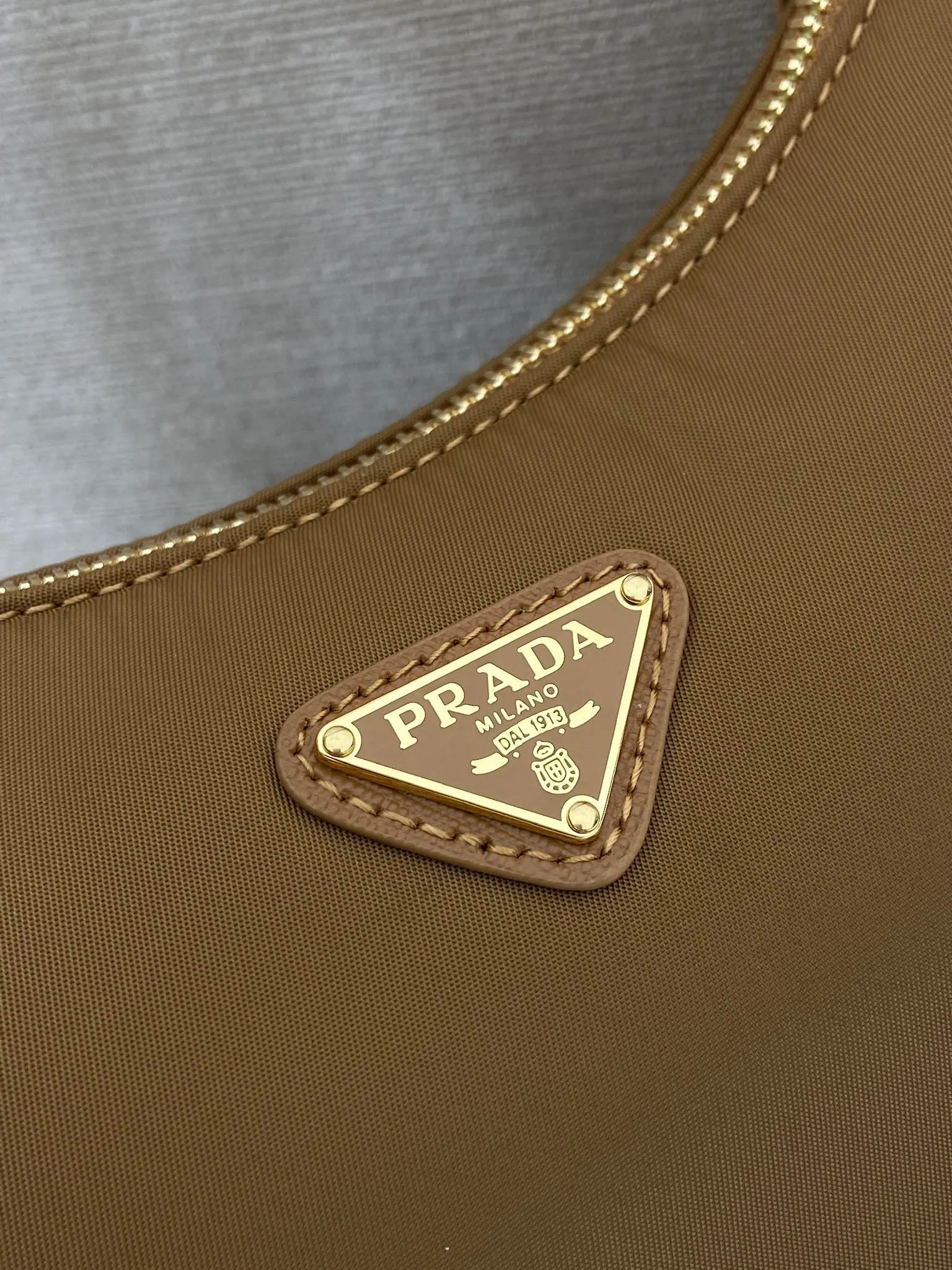 💰760🎉Upgraded version of Hobo🎉1N204M gold hardware🎉🎉 This Re-Edition 2005 handbag combines versatile design and classic details. Made from recycled nylon with elegant gold-plated hardware. The inner bag has a zipper closure and a leather handle. It can be carried by hand or carried on the shoulder. It is super easy to use and will never go out of style. 🎉🎉 Length 22x Height 18x ​​Bottom 6.5cm🎉🎉🎉👏👏👏