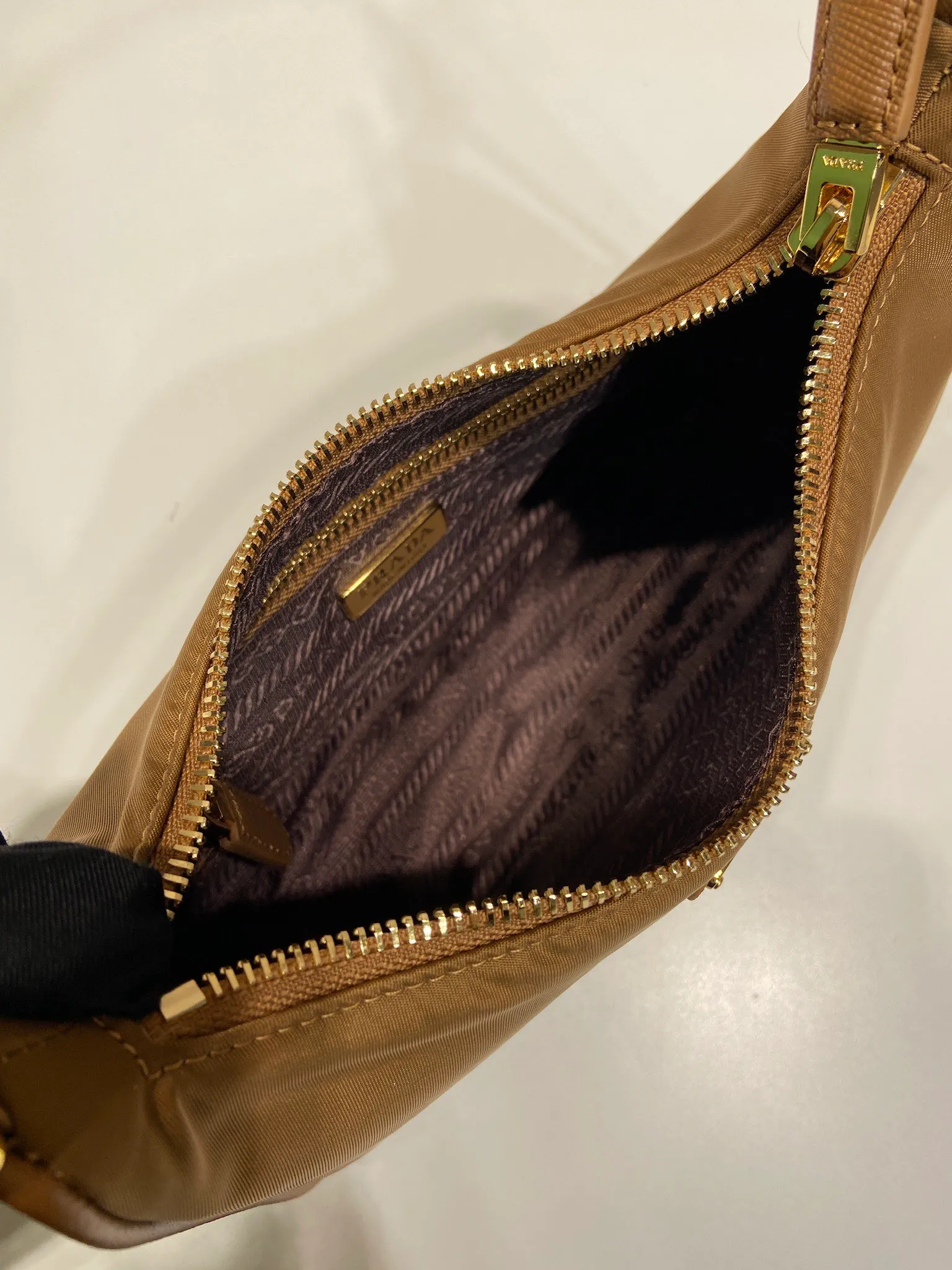 💰760🎉Upgraded version of Hobo🎉1N204M gold hardware🎉🎉 This Re-Edition 2005 handbag combines versatile design and classic details. Made from recycled nylon with elegant gold-plated hardware. The inner bag has a zipper closure and a leather handle. It can be carried by hand or carried on the shoulder. It is super easy to use and will never go out of style. 🎉🎉 Length 22x Height 18x ​​Bottom 6.5cm🎉🎉🎉👏👏👏