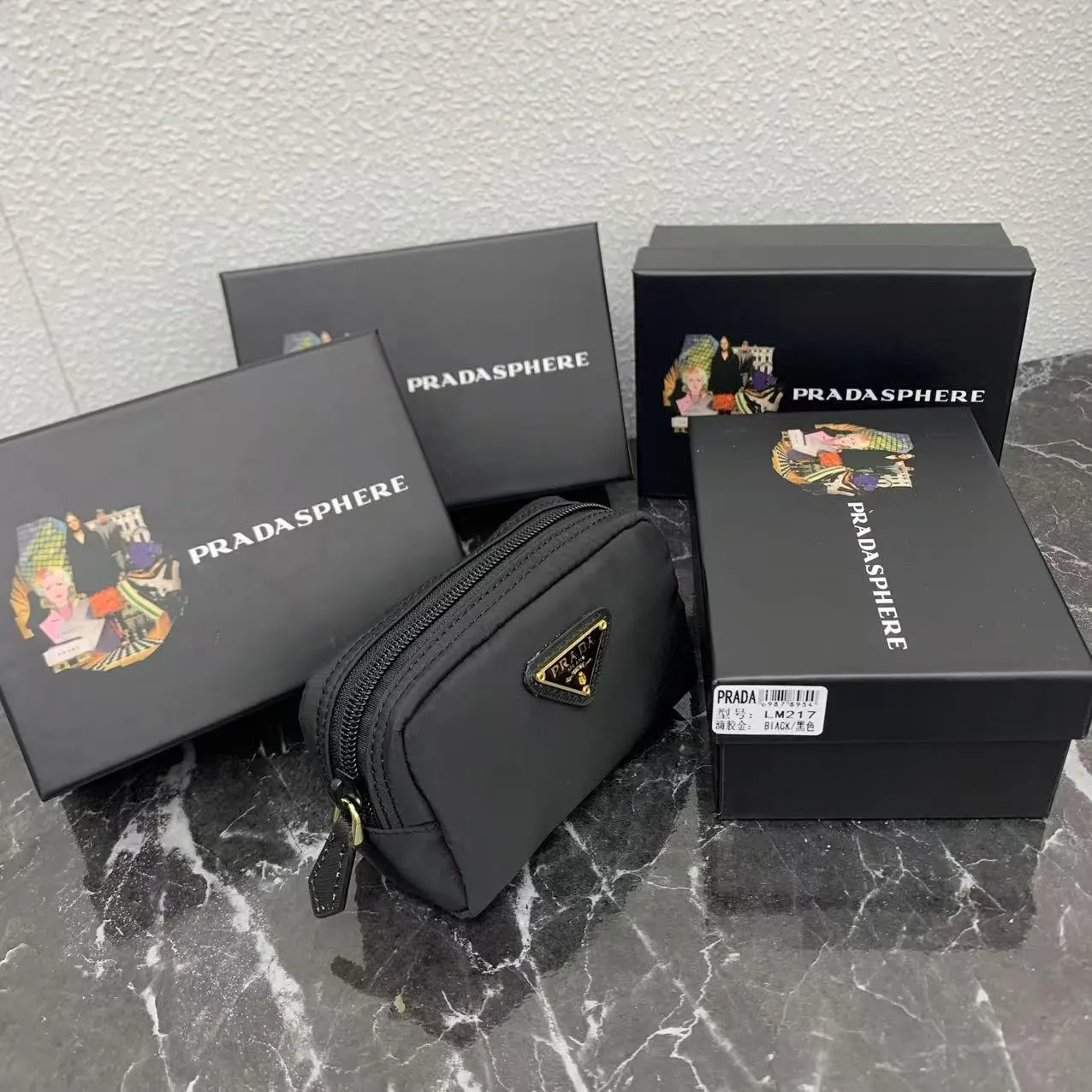 💰150PRADA Prada official new model is shipped simultaneously, enamel-coated triangular metal logo zipper closure, nylon cosmetic bag, regular women's model ✌✌✌ Special quality from the product cabinet, physical shooting [strong]! Model: Original quality Leather: Original Color: black gold buckle, black silver buckle, red, plum red, pink, sky blue, apricot, green, lavender purple, size 12㎝*3.5㎝*8㎝, model LM217