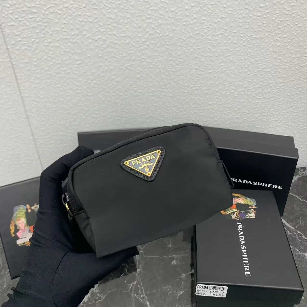💰150PRADA Prada official new model is shipped simultaneously, enamel-coated triangular metal logo zipper closure, nylon cosmetic bag, regular women's model ✌✌✌ Special quality from the product cabinet, physical shooting [strong]! Model: Original quality Leather: Original Color: black gold buckle, black silver buckle, red, plum red, pink, sky blue, apricot, green, lavender purple, size 12㎝*3.5㎝*8㎝, model LM217
