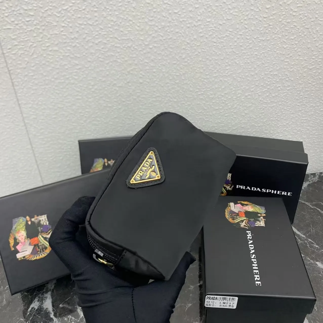 💰150PRADA Prada official new model is shipped simultaneously, enamel-coated triangular metal logo zipper closure, nylon cosmetic bag, regular women's model ✌✌✌ Special quality from the product cabinet, physical shooting [strong]! Model: Original quality Leather: Original Color: black gold buckle, black silver buckle, red, plum red, pink, sky blue, apricot, green, lavender purple, size 12㎝*3.5㎝*8㎝, model LM217
