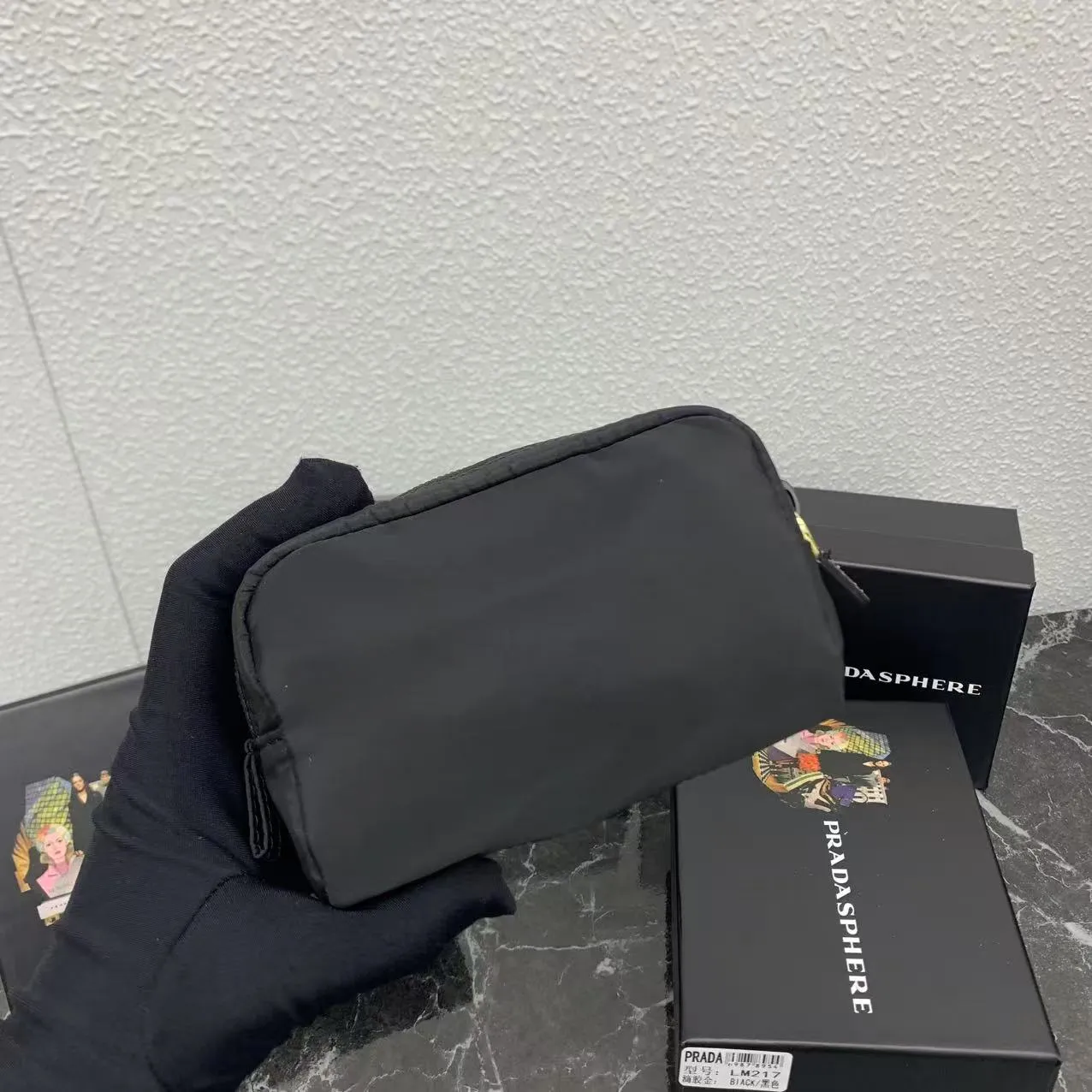 💰150PRADA Prada official new model is shipped simultaneously, enamel-coated triangular metal logo zipper closure, nylon cosmetic bag, regular women's model ✌✌✌ Special quality from the product cabinet, physical shooting [strong]! Model: Original quality Leather: Original Color: black gold buckle, black silver buckle, red, plum red, pink, sky blue, apricot, green, lavender purple, size 12㎝*3.5㎝*8㎝, model LM217