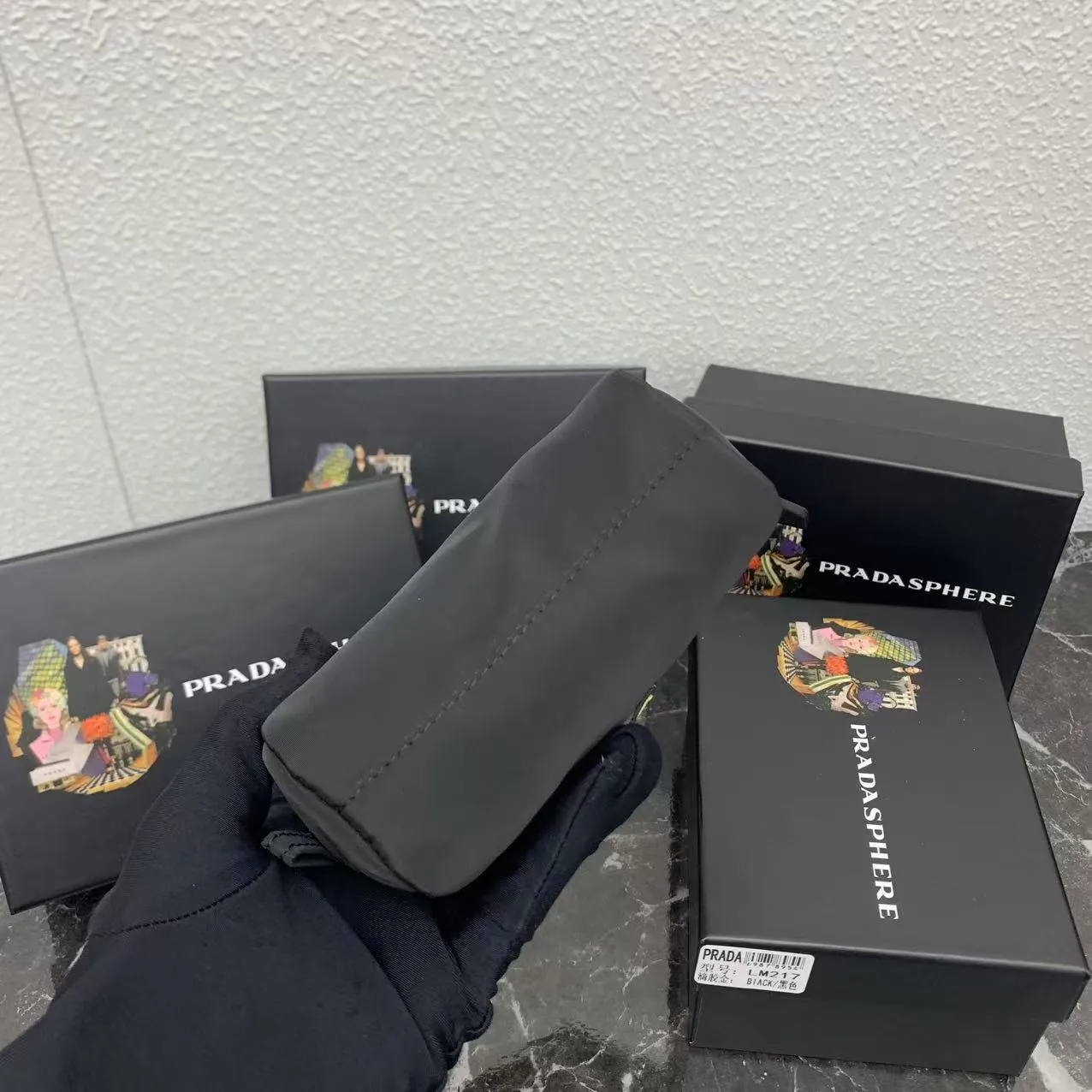 💰150PRADA Prada official new model is shipped simultaneously, enamel-coated triangular metal logo zipper closure, nylon cosmetic bag, regular women's model ✌✌✌ Special quality from the product cabinet, physical shooting [strong]! Model: Original quality Leather: Original Color: black gold buckle, black silver buckle, red, plum red, pink, sky blue, apricot, green, lavender purple, size 12㎝*3.5㎝*8㎝, model LM217