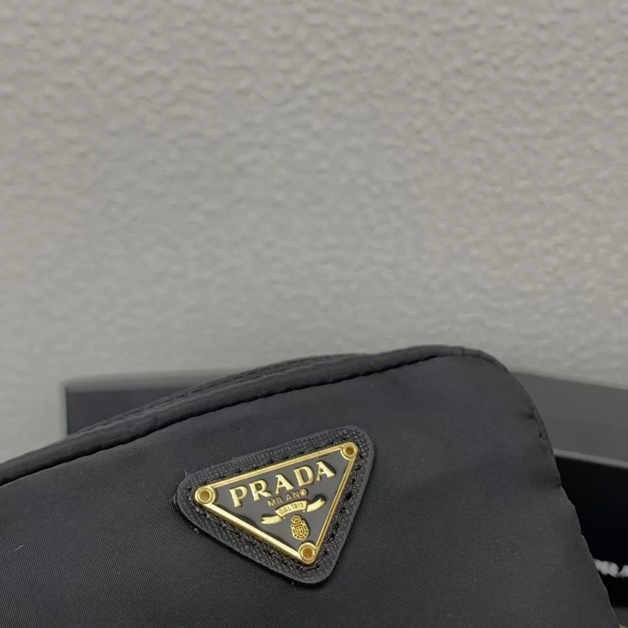 💰150PRADA Prada official new model is shipped simultaneously, enamel-coated triangular metal logo zipper closure, nylon cosmetic bag, regular women's model ✌✌✌ Special quality from the product cabinet, physical shooting [strong]! Model: Original quality Leather: Original Color: black gold buckle, black silver buckle, red, plum red, pink, sky blue, apricot, green, lavender purple, size 12㎝*3.5㎝*8㎝, model LM217